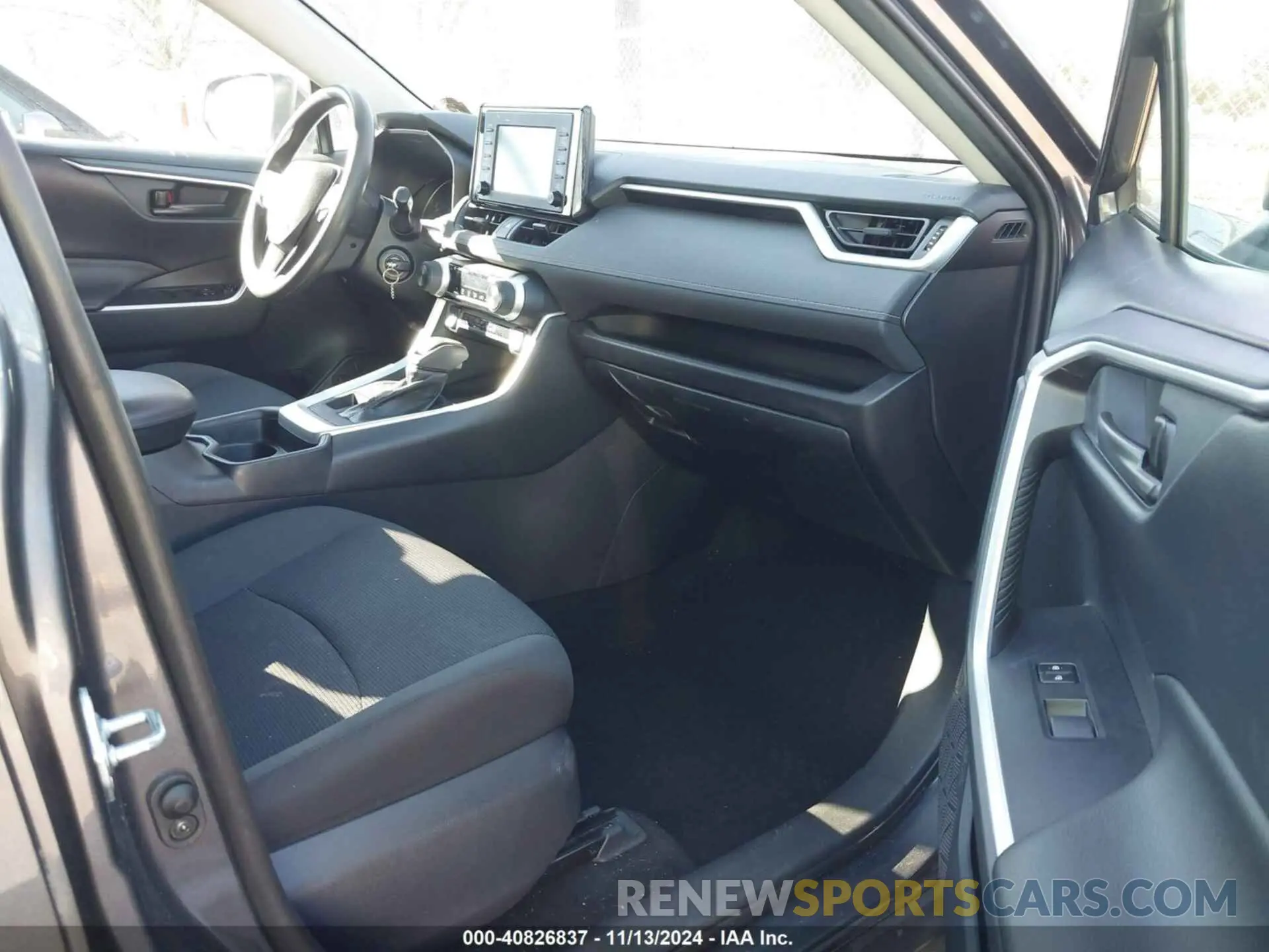 5 Photograph of a damaged car 2T3G1RFV1KC006067 TOYOTA RAV4 2019