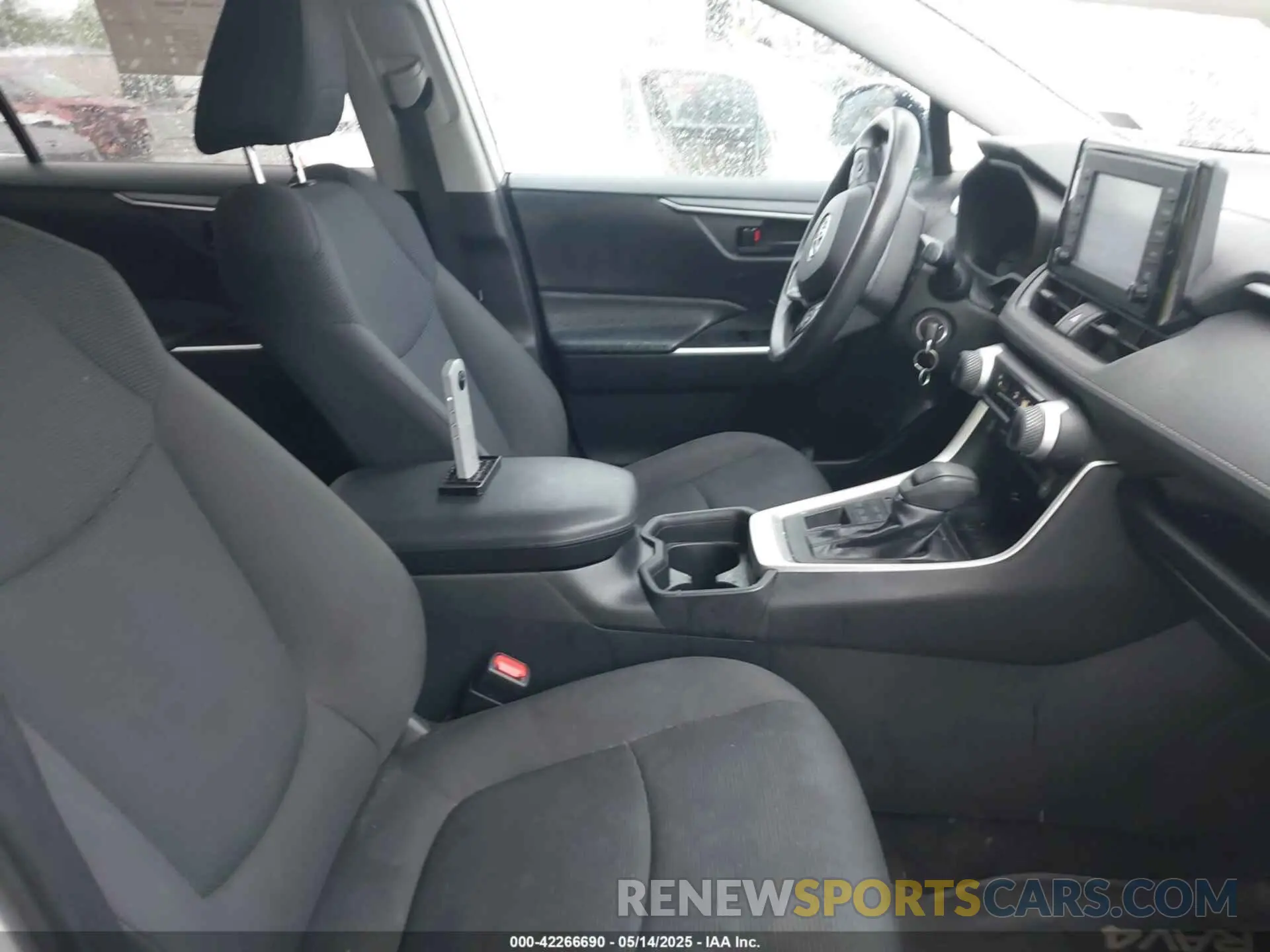 5 Photograph of a damaged car 2T3G1RFV2KC017563 TOYOTA RAV4 2019