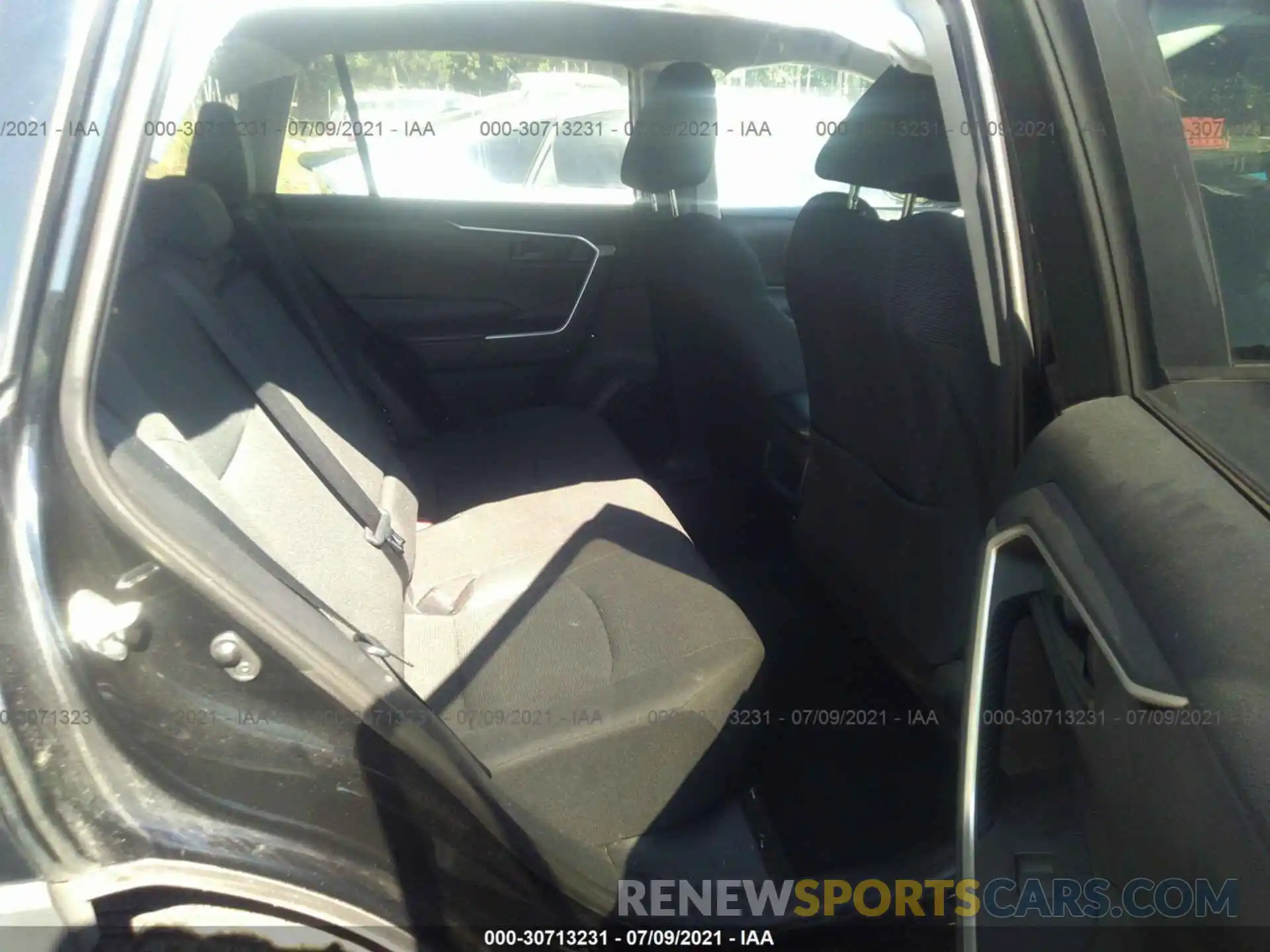 8 Photograph of a damaged car 2T3G1RFV3KW050702 TOYOTA RAV4 2019