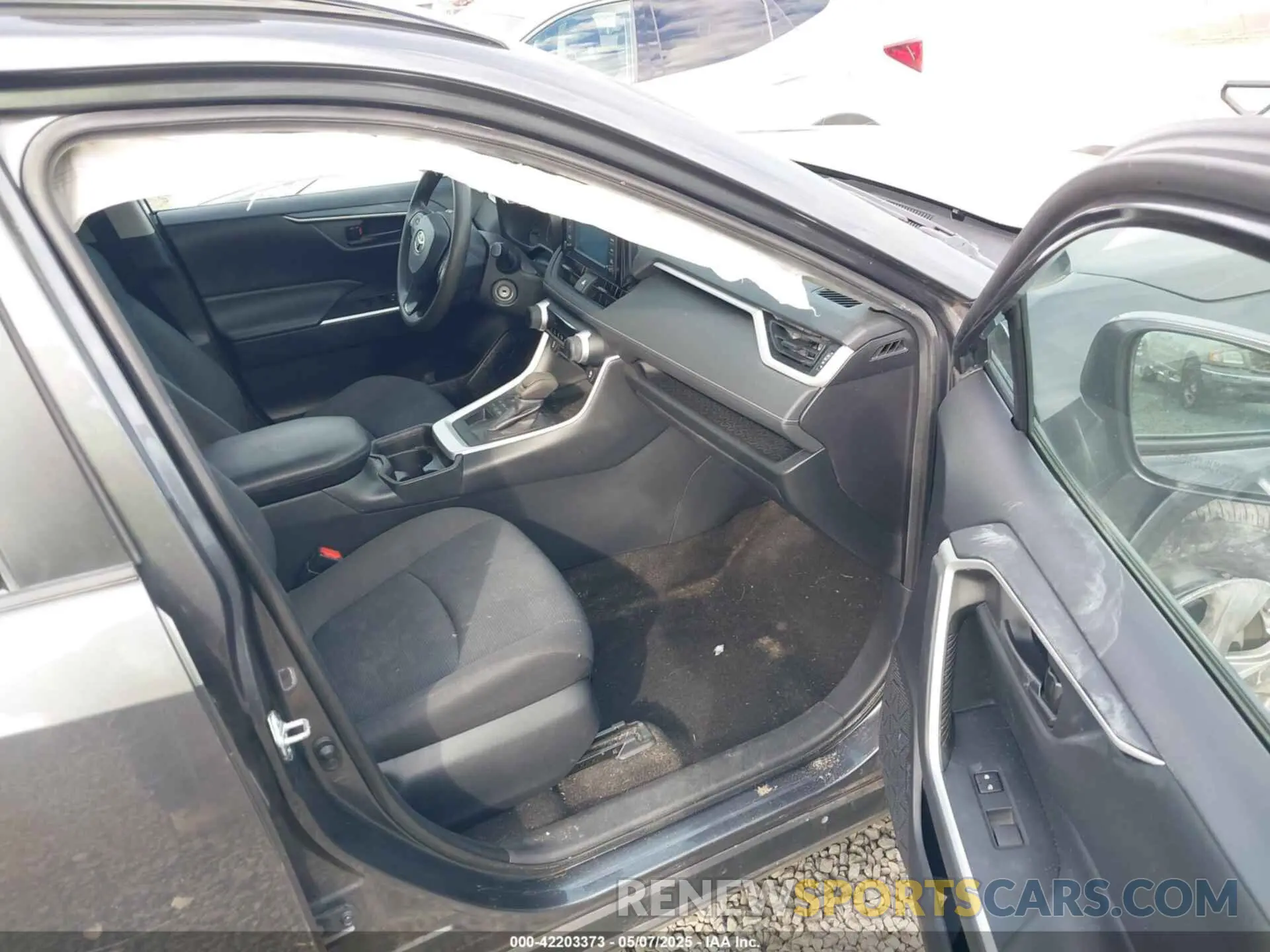 5 Photograph of a damaged car 2T3G1RFV4KC055151 TOYOTA RAV4 2019