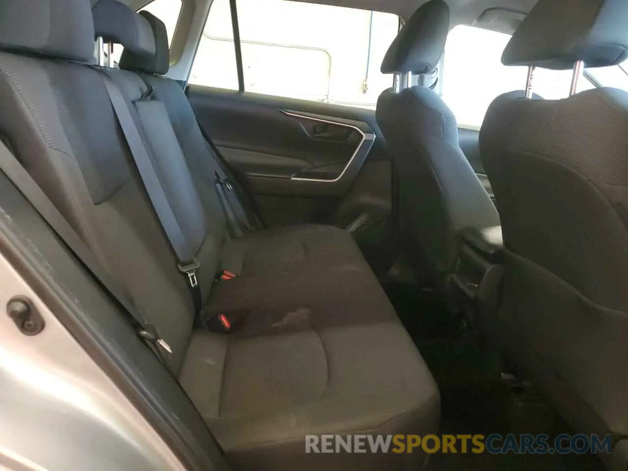 10 Photograph of a damaged car 2T3G1RFV4KW062552 TOYOTA RAV4 2019