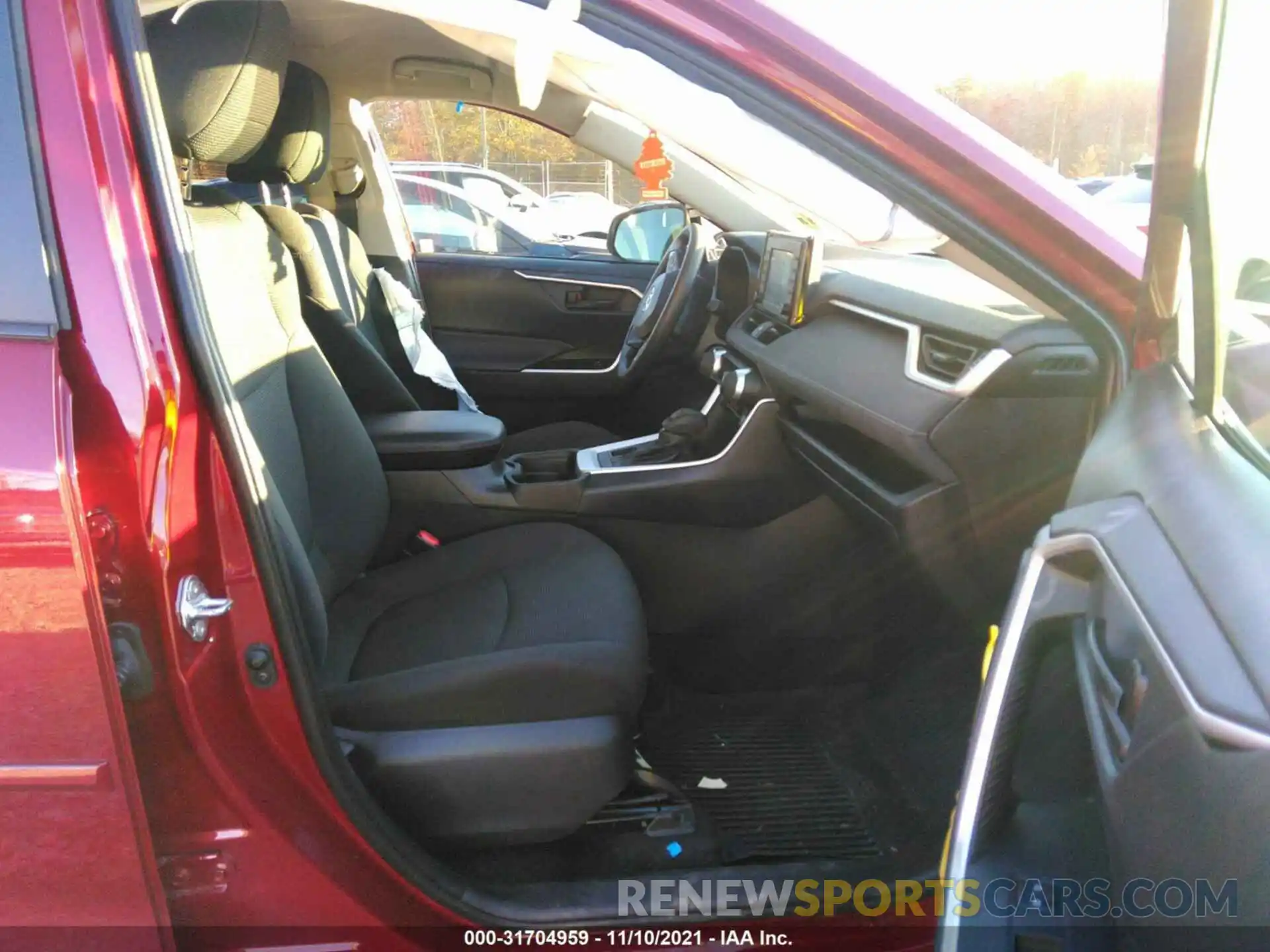 8 Photograph of a damaged car 2T3G1RFV5KC049682 TOYOTA RAV4 2019