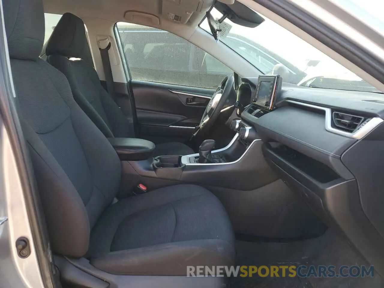 7 Photograph of a damaged car 2T3G1RFV5KW045226 TOYOTA RAV4 2019
