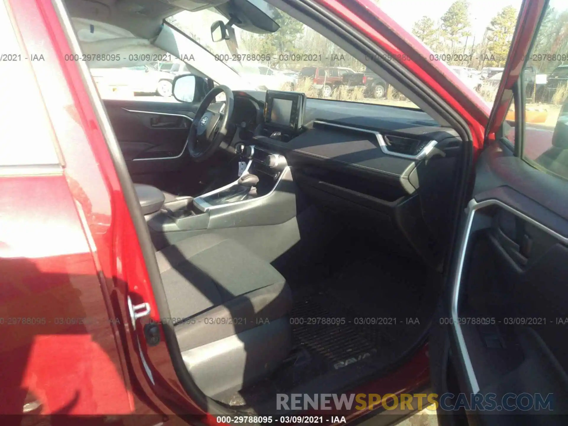 5 Photograph of a damaged car 2T3G1RFV6KW031710 TOYOTA RAV4 2019