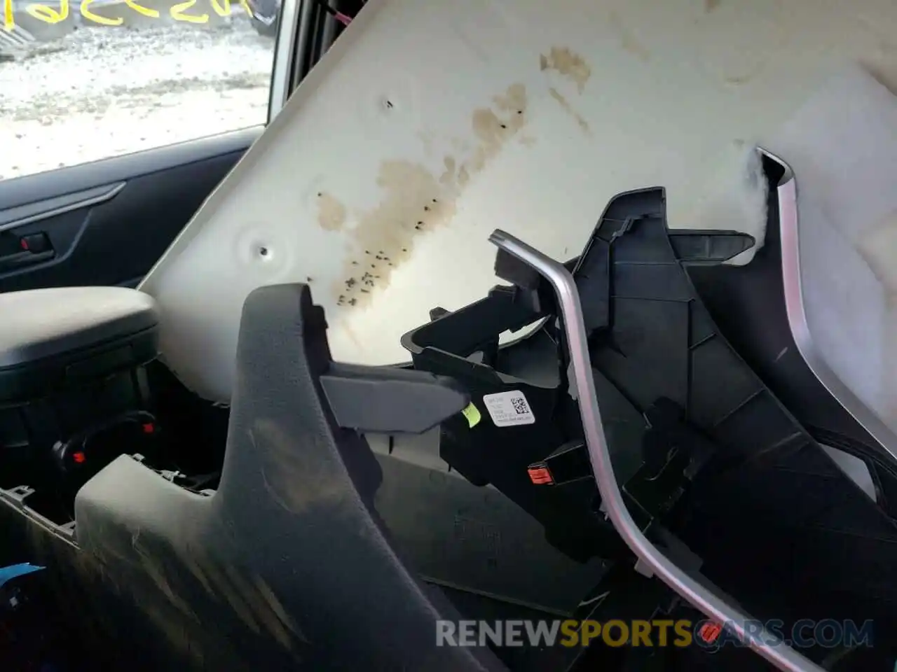 9 Photograph of a damaged car 2T3G1RFV8KW024936 TOYOTA RAV4 2019