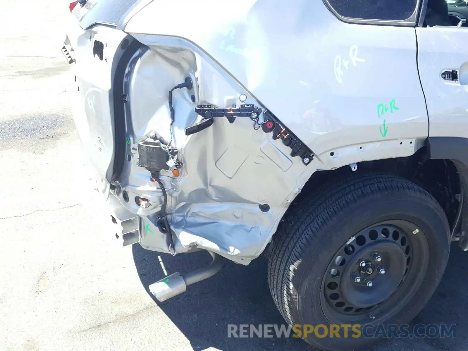 9 Photograph of a damaged car 2T3G1RFV8KW050775 TOYOTA RAV4 2019