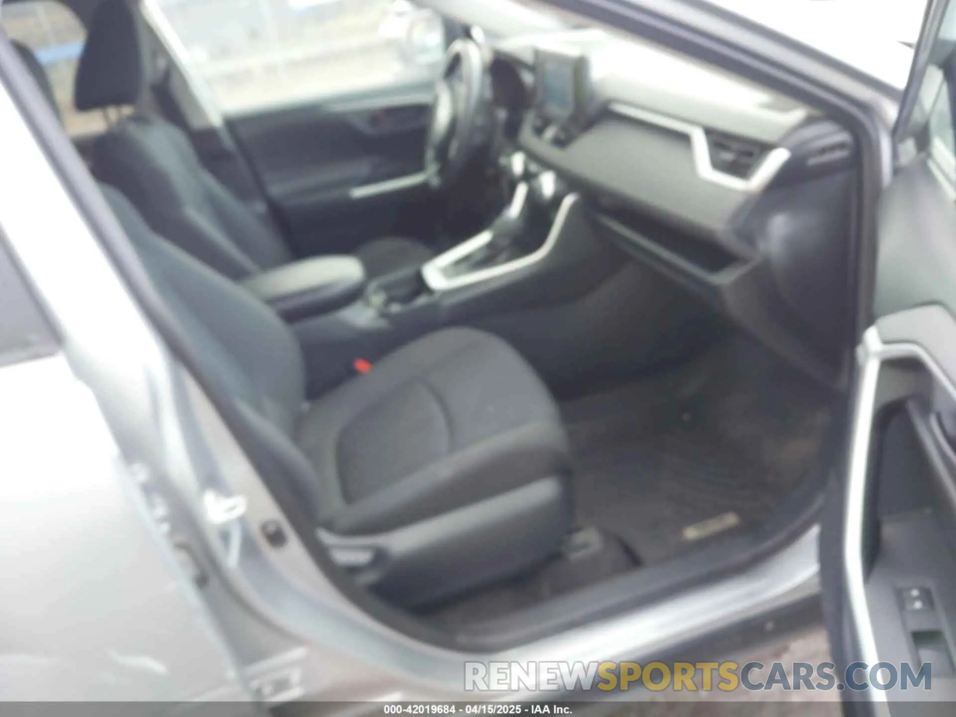 5 Photograph of a damaged car 2T3G1RFV9KC015700 TOYOTA RAV4 2019