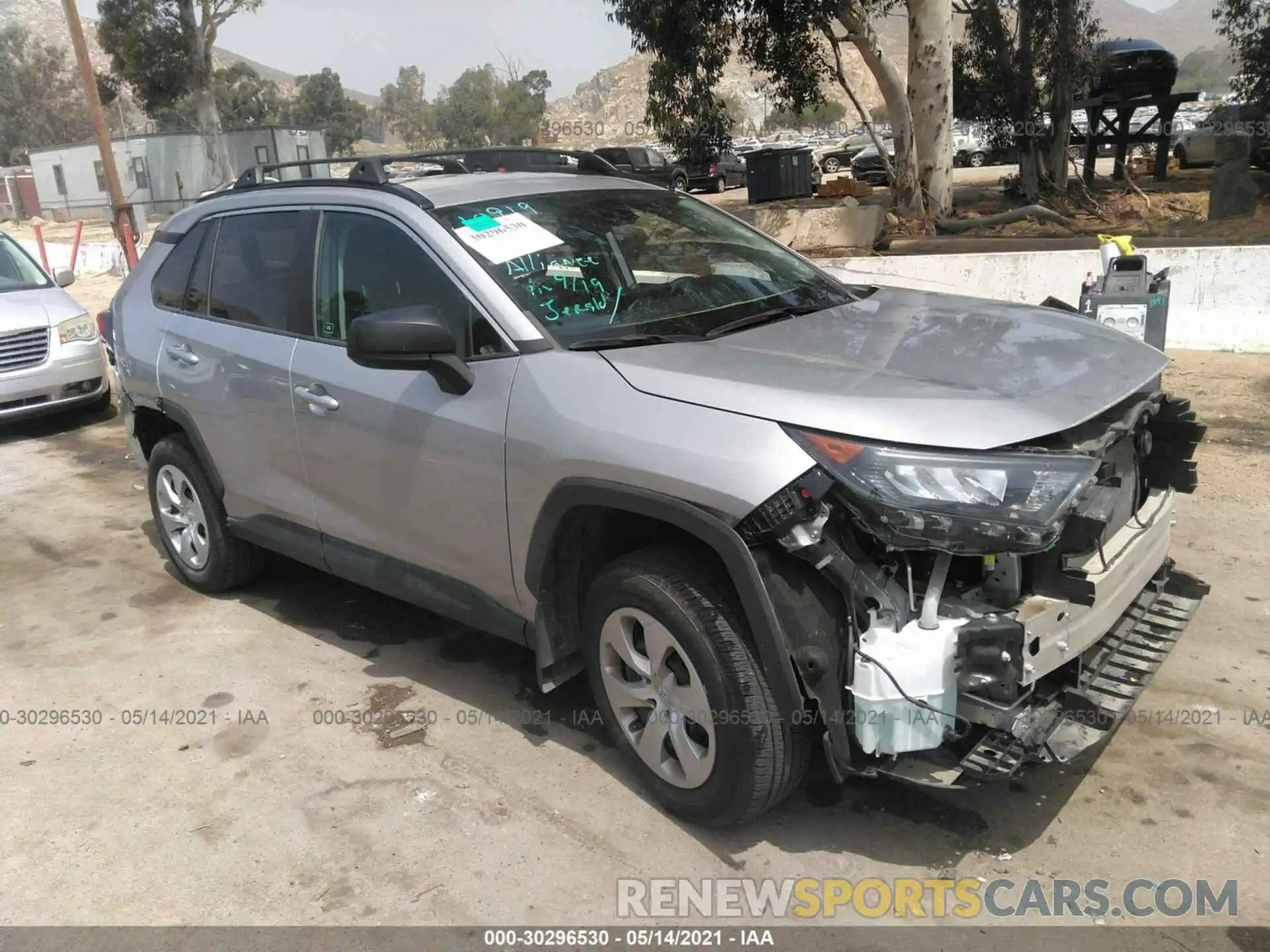 1 Photograph of a damaged car 2T3H1RFV0KC009188 TOYOTA RAV4 2019