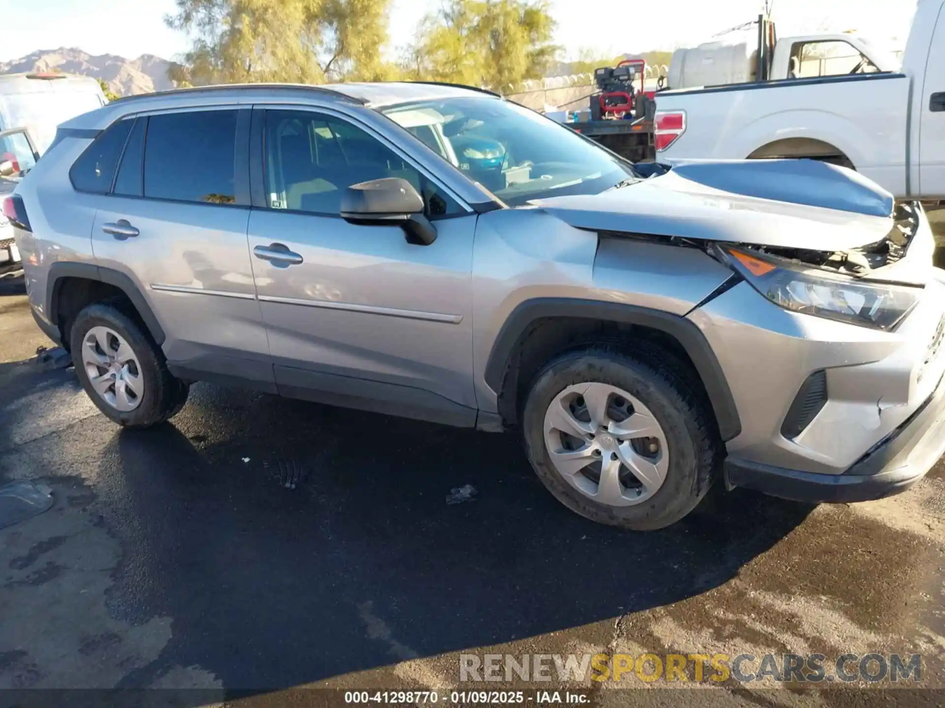 18 Photograph of a damaged car 2T3H1RFV0KC015010 TOYOTA RAV4 2019