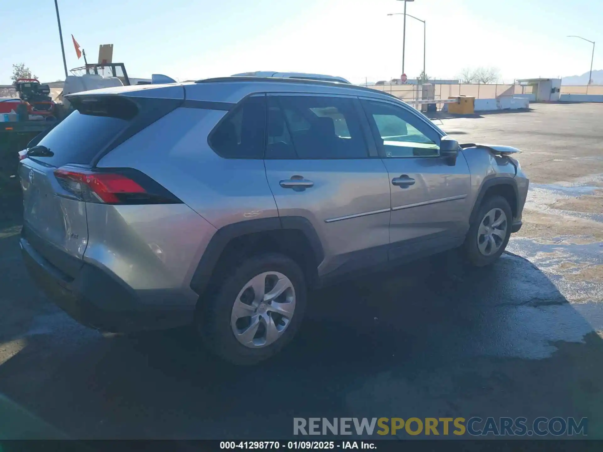 4 Photograph of a damaged car 2T3H1RFV0KC015010 TOYOTA RAV4 2019