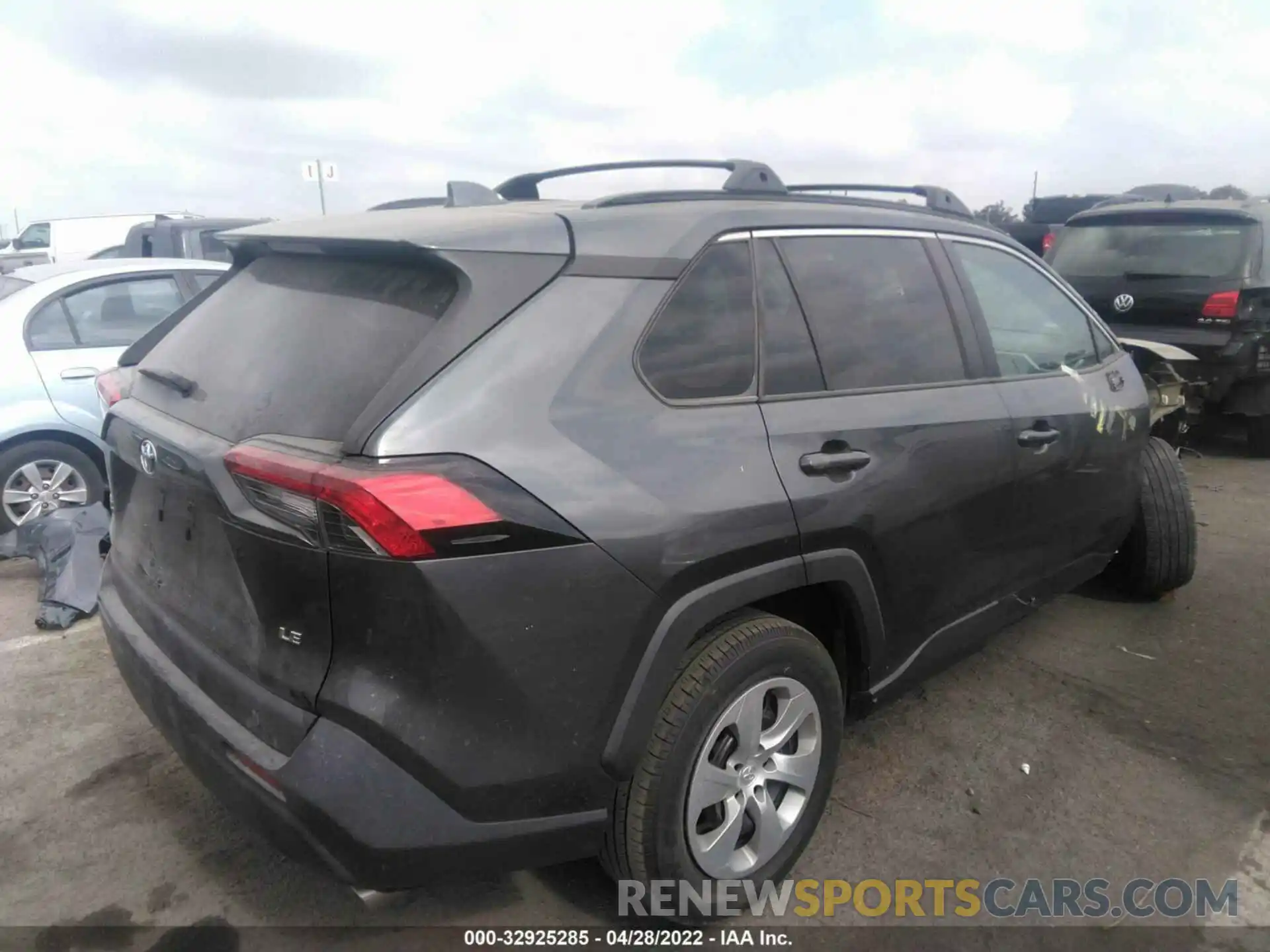 4 Photograph of a damaged car 2T3H1RFV0KC015167 TOYOTA RAV4 2019