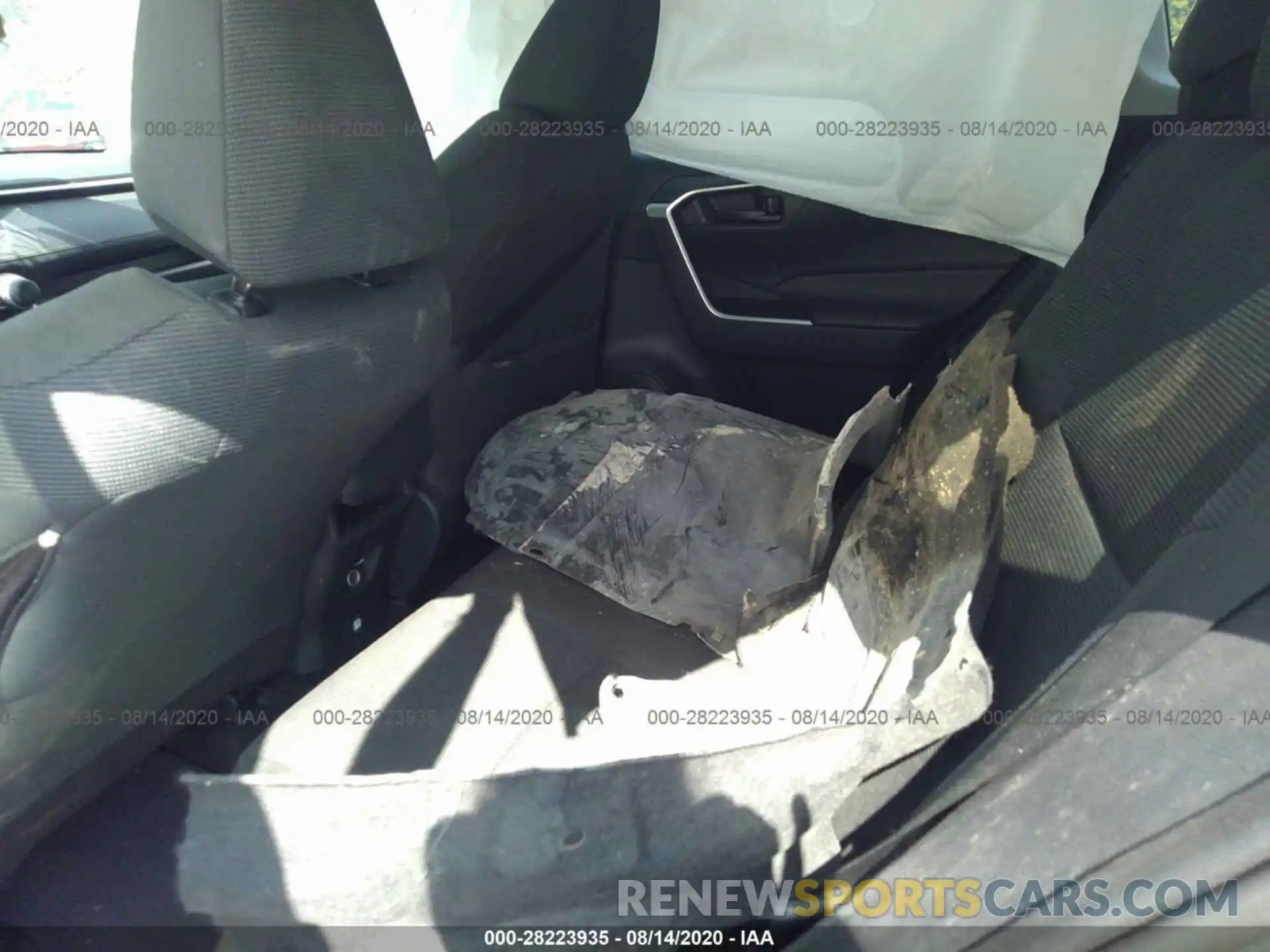 8 Photograph of a damaged car 2T3H1RFV0KC022412 TOYOTA RAV4 2019