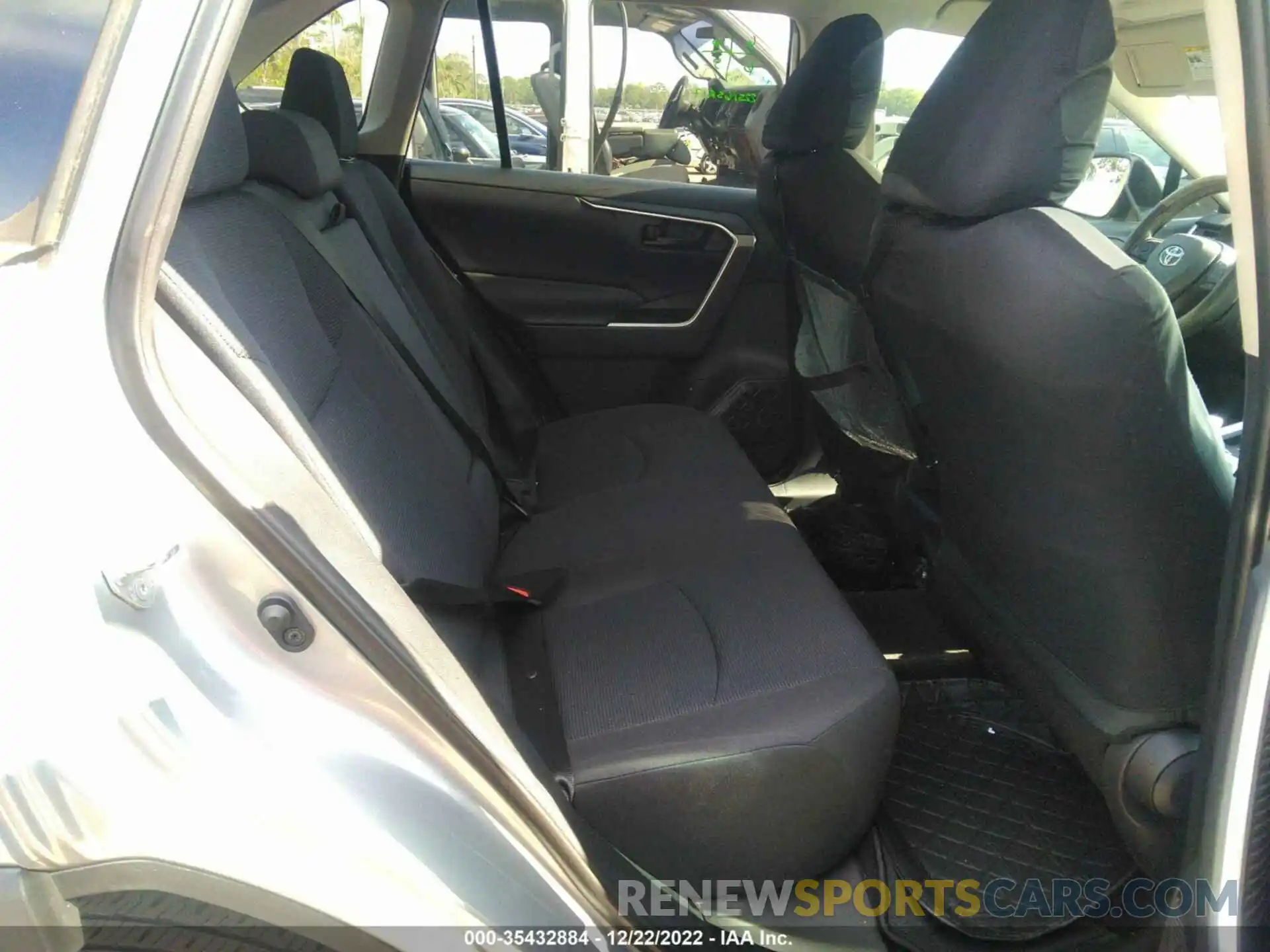 8 Photograph of a damaged car 2T3H1RFV0KC026864 TOYOTA RAV4 2019