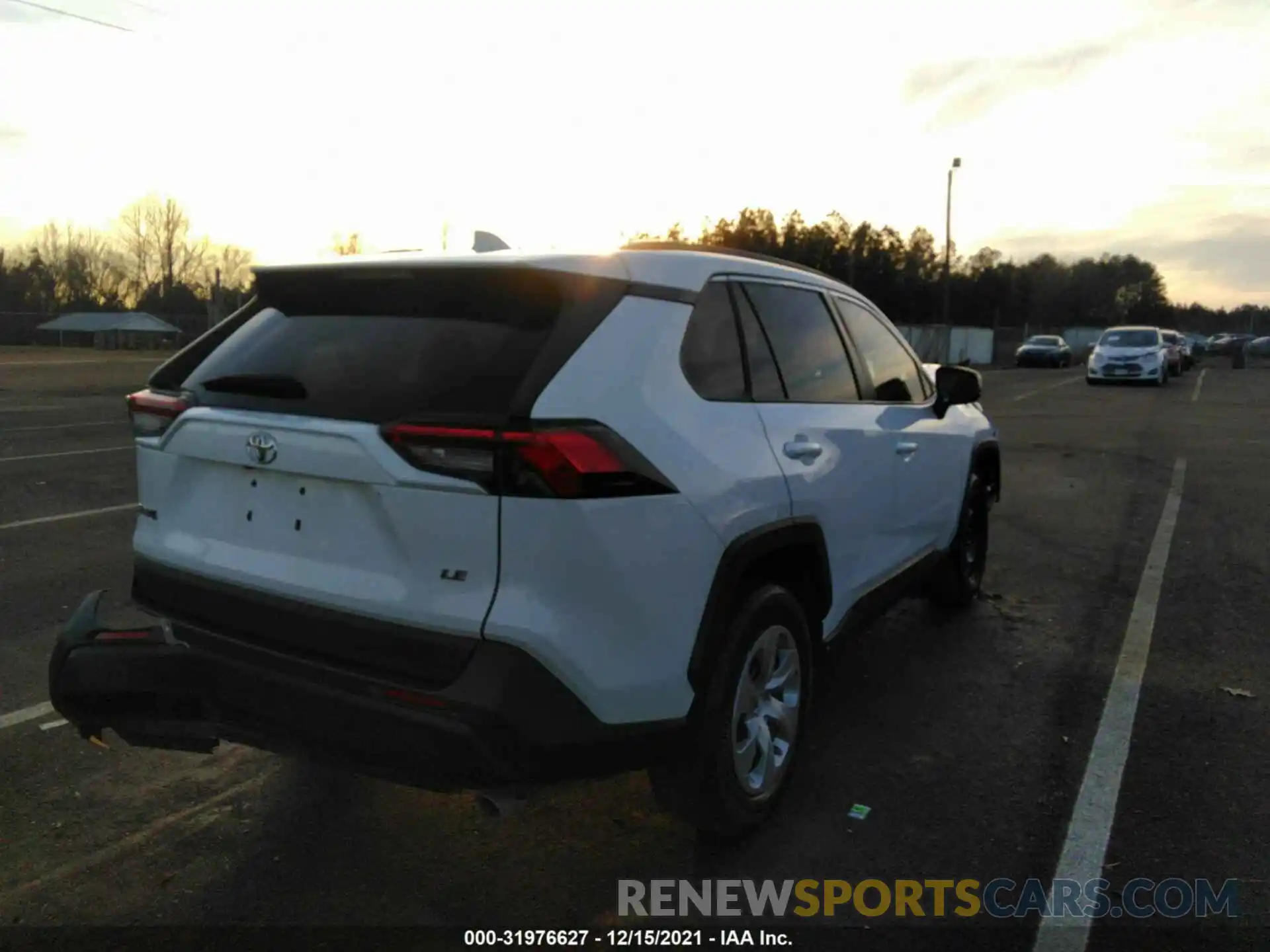 4 Photograph of a damaged car 2T3H1RFV0KW019315 TOYOTA RAV4 2019