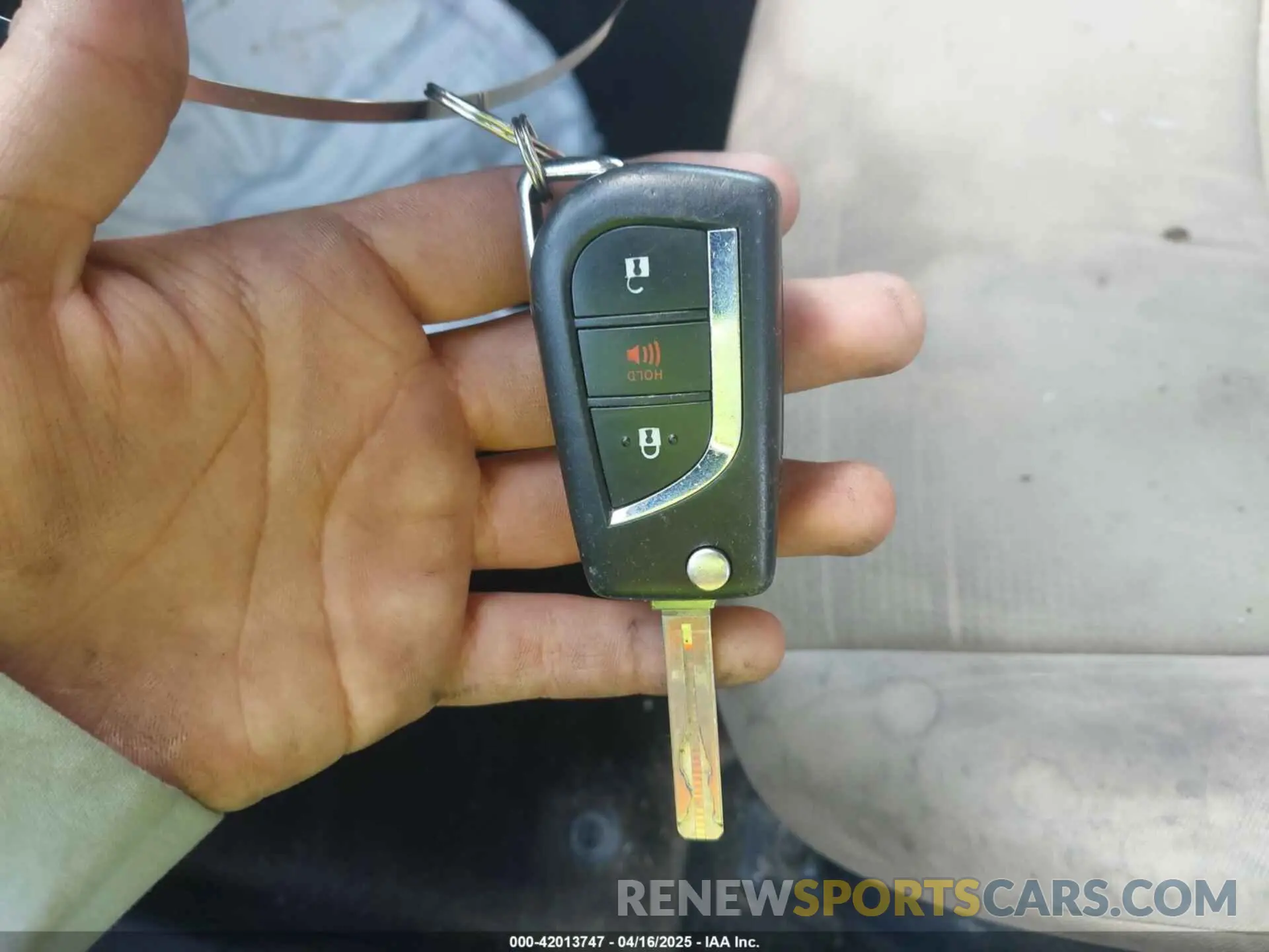 11 Photograph of a damaged car 2T3H1RFV0KW040262 TOYOTA RAV4 2019