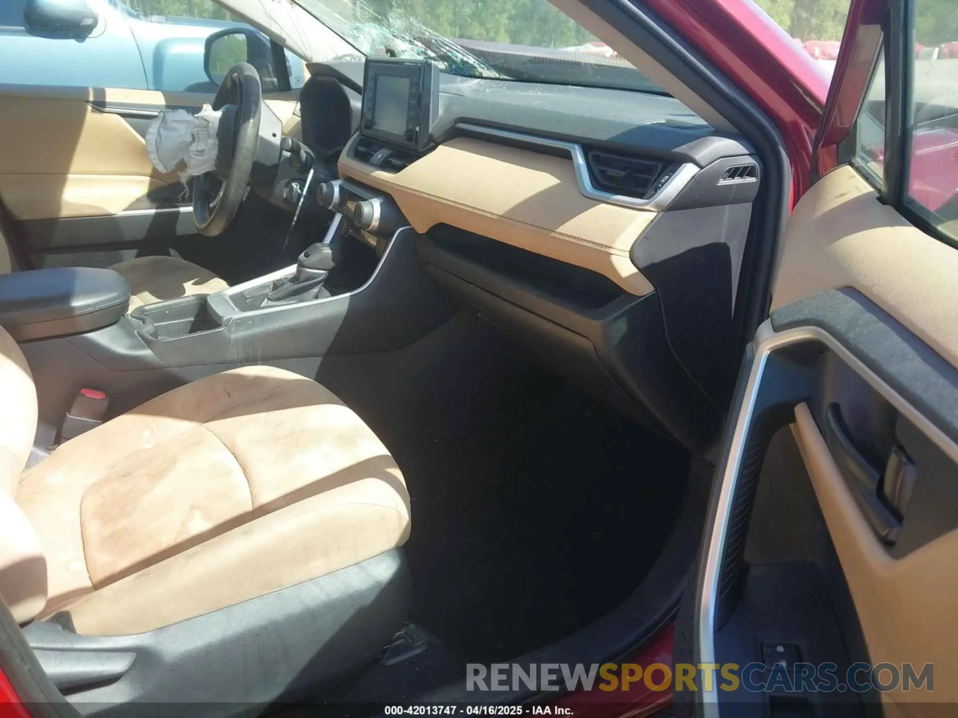 5 Photograph of a damaged car 2T3H1RFV0KW040262 TOYOTA RAV4 2019