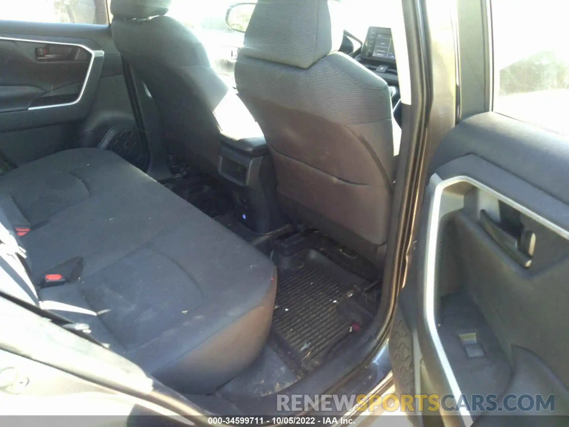 8 Photograph of a damaged car 2T3H1RFV0KW040553 TOYOTA RAV4 2019