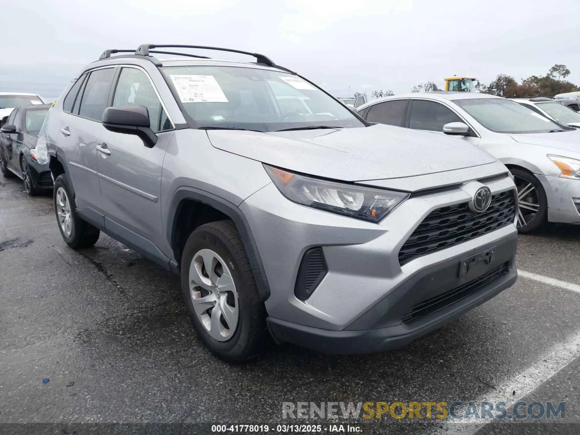 1 Photograph of a damaged car 2T3H1RFV1KC018336 TOYOTA RAV4 2019