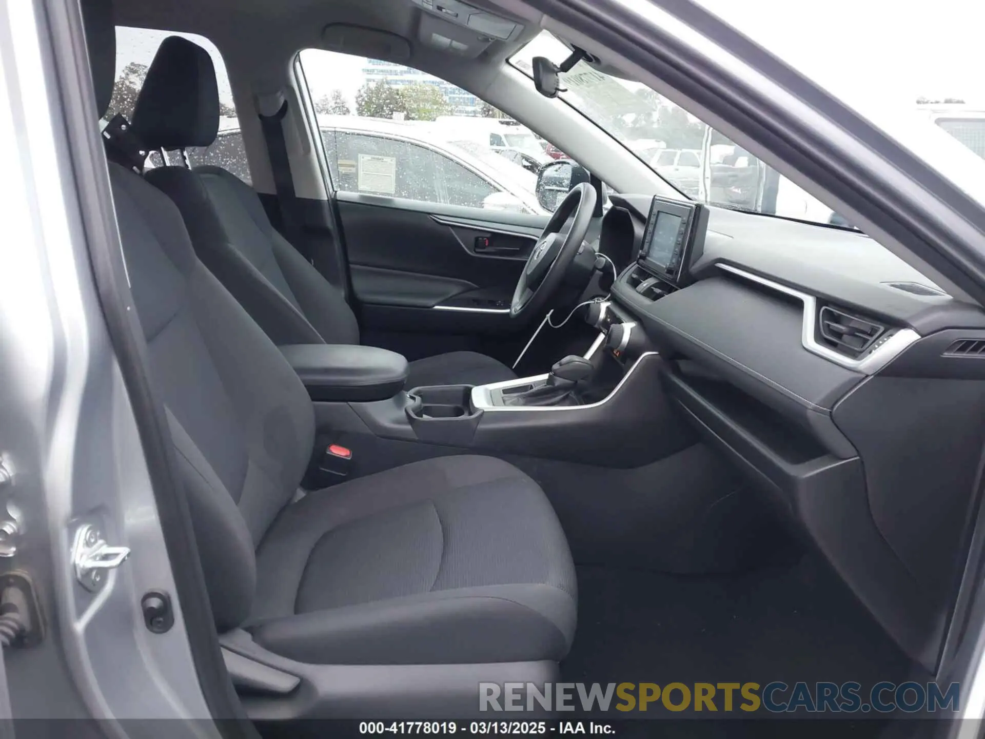 5 Photograph of a damaged car 2T3H1RFV1KC018336 TOYOTA RAV4 2019