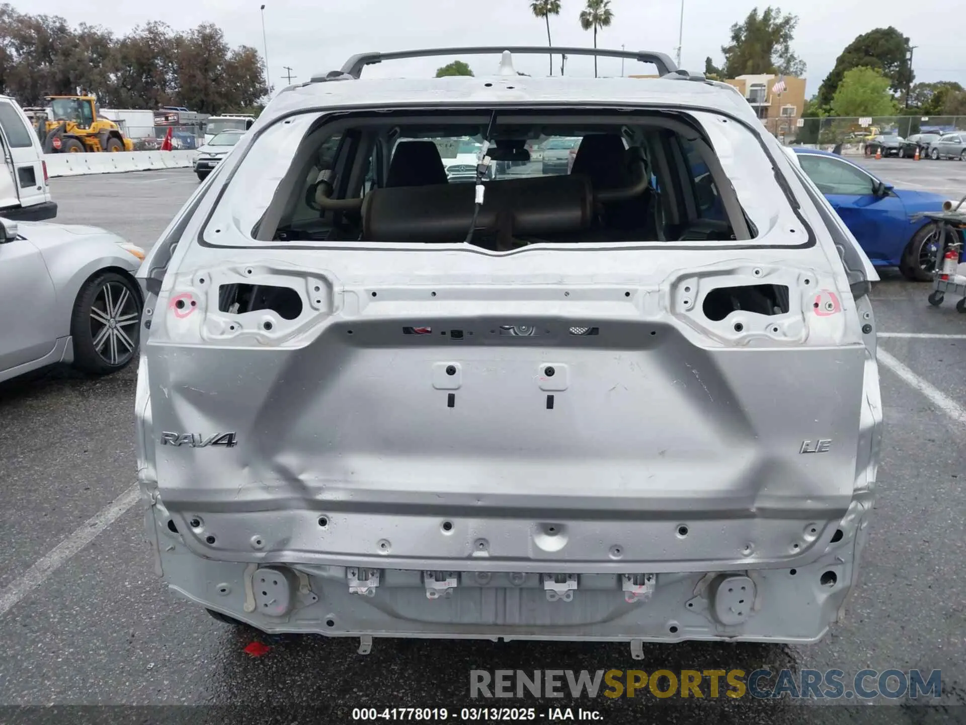 6 Photograph of a damaged car 2T3H1RFV1KC018336 TOYOTA RAV4 2019