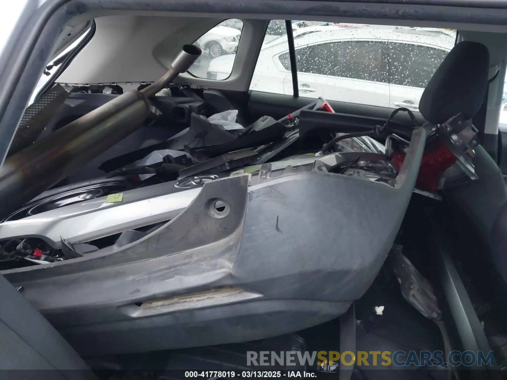 8 Photograph of a damaged car 2T3H1RFV1KC018336 TOYOTA RAV4 2019