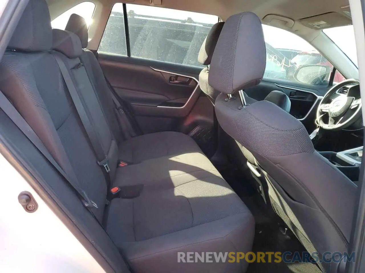 11 Photograph of a damaged car 2T3H1RFV1KC031300 TOYOTA RAV4 2019