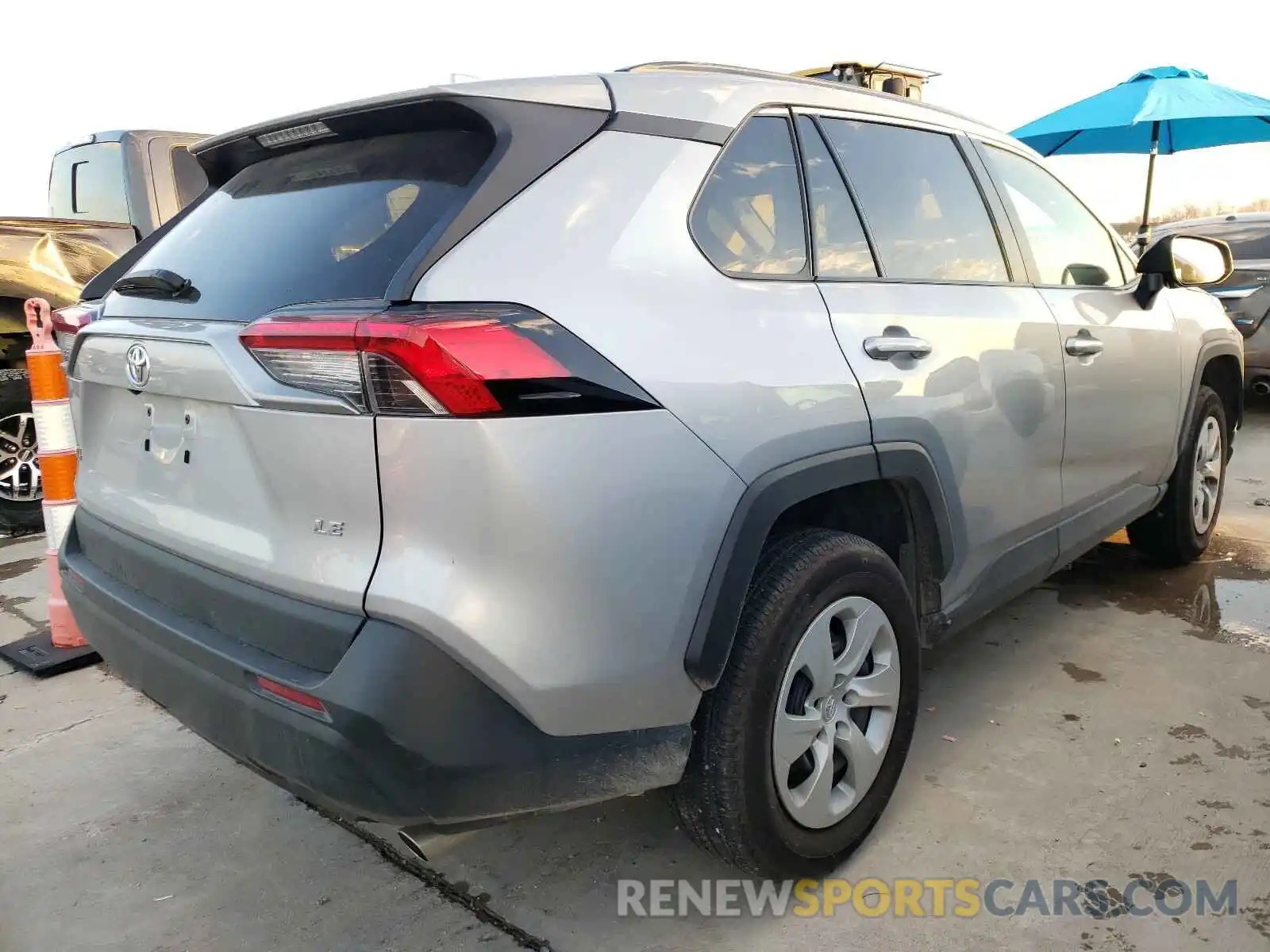 4 Photograph of a damaged car 2T3H1RFV1KW030792 TOYOTA RAV4 2019