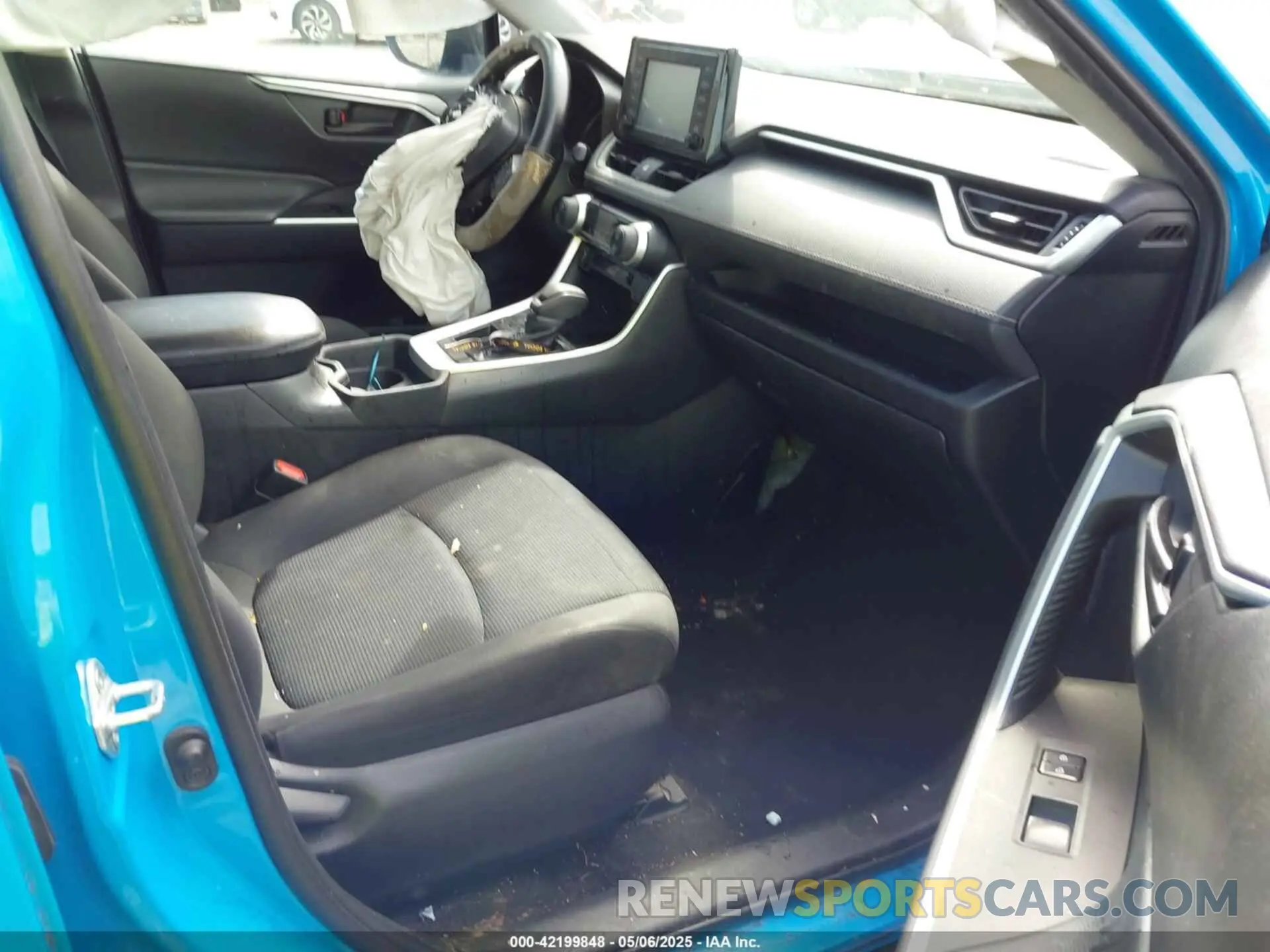 5 Photograph of a damaged car 2T3H1RFV1KW041937 TOYOTA RAV4 2019