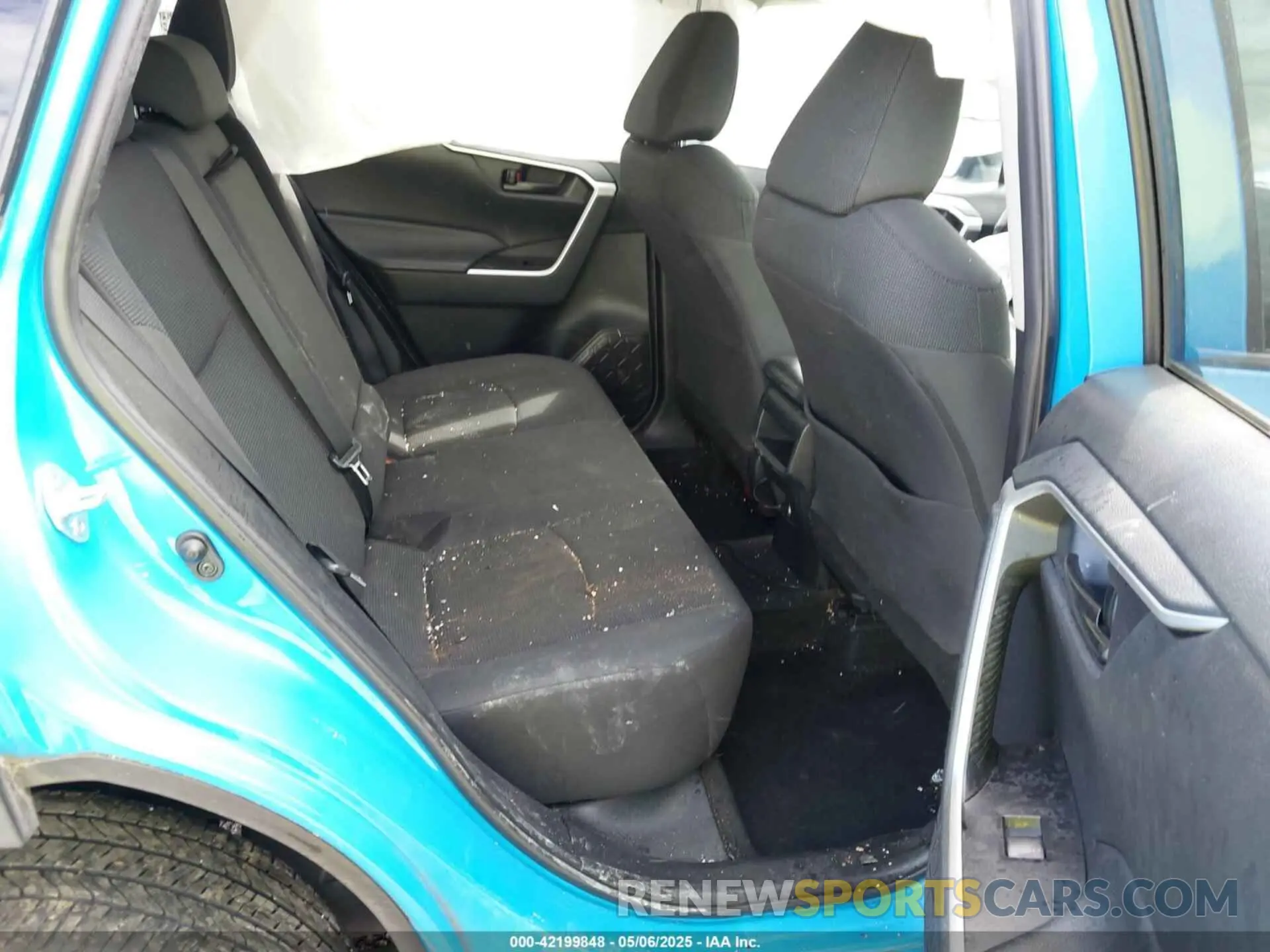 8 Photograph of a damaged car 2T3H1RFV1KW041937 TOYOTA RAV4 2019