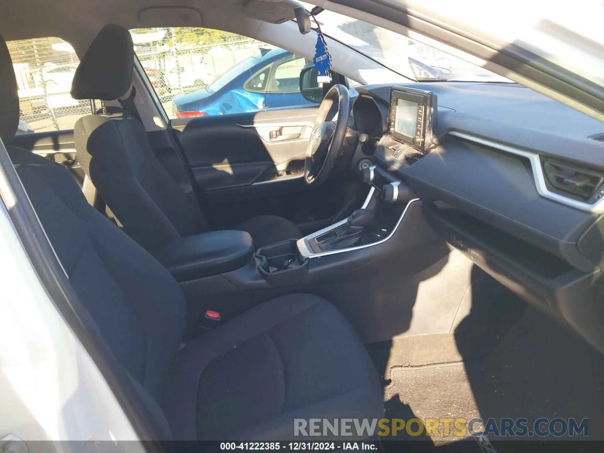 5 Photograph of a damaged car 2T3H1RFV1KW055286 TOYOTA RAV4 2019