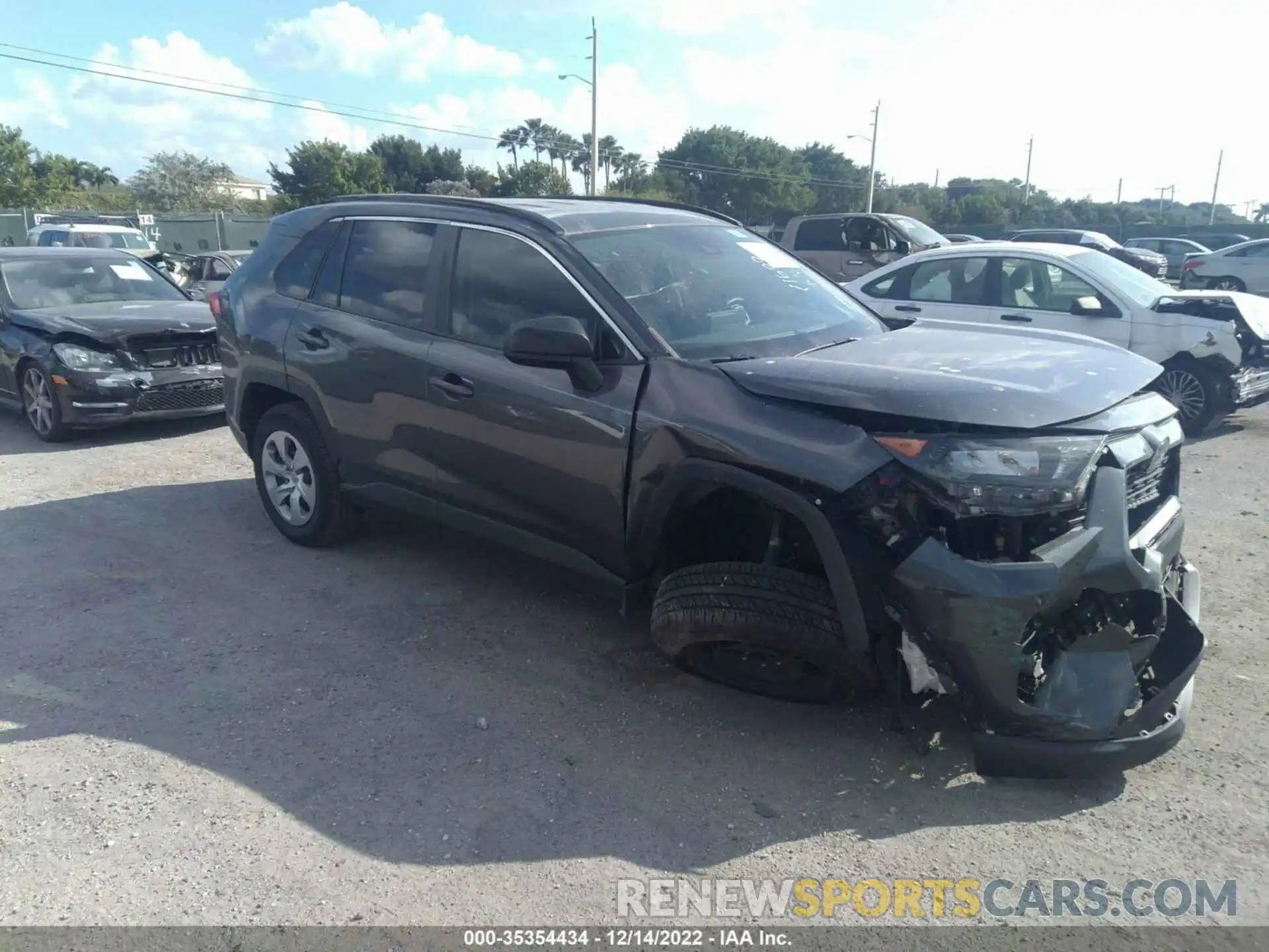 1 Photograph of a damaged car 2T3H1RFV2KC031600 TOYOTA RAV4 2019