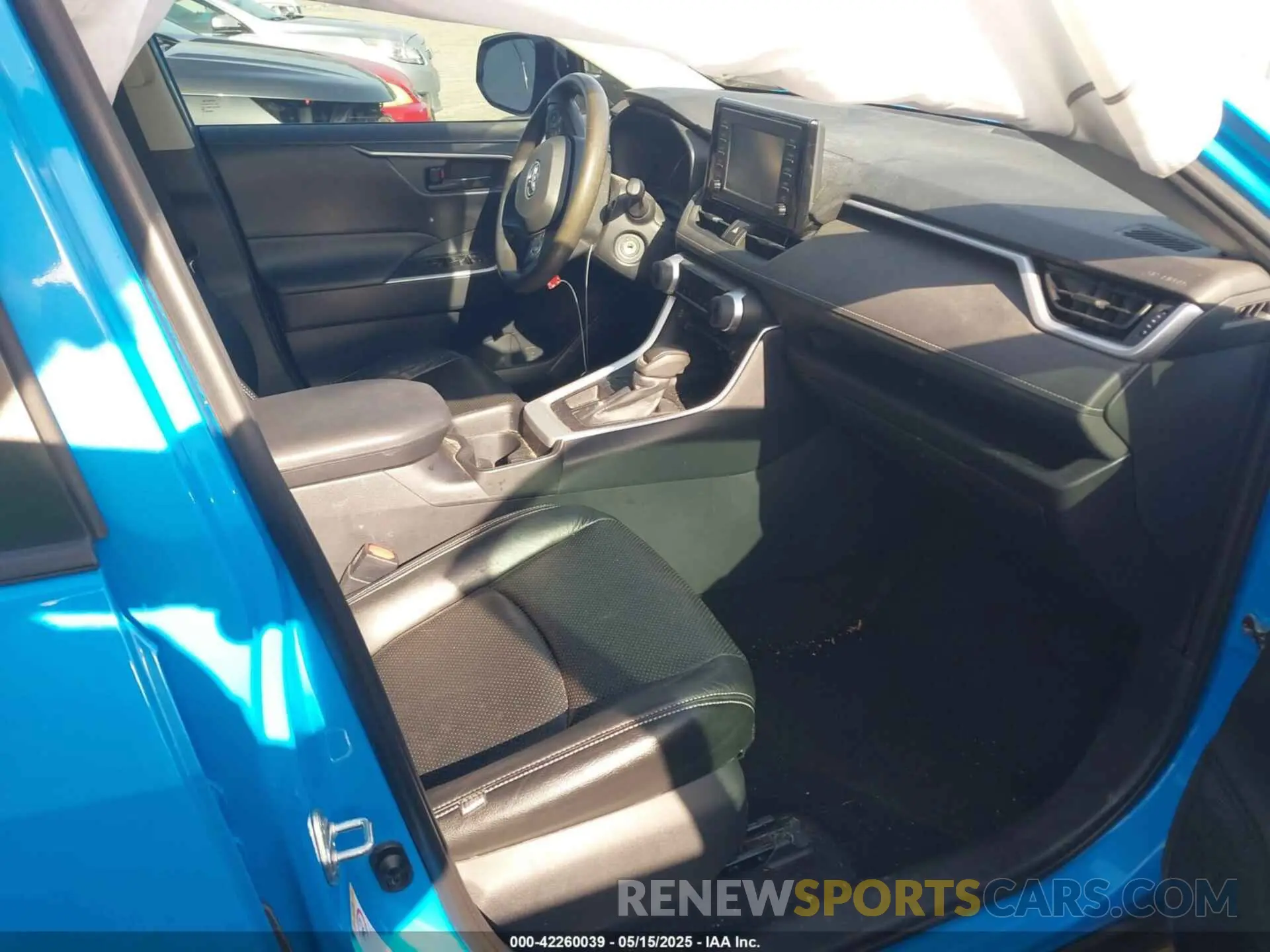 5 Photograph of a damaged car 2T3H1RFV2KW010373 TOYOTA RAV4 2019