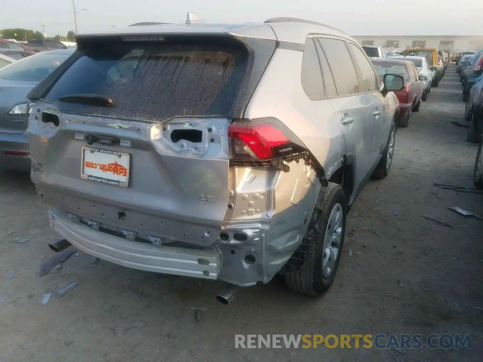 4 Photograph of a damaged car 2T3H1RFV2KW030915 TOYOTA RAV4 2019