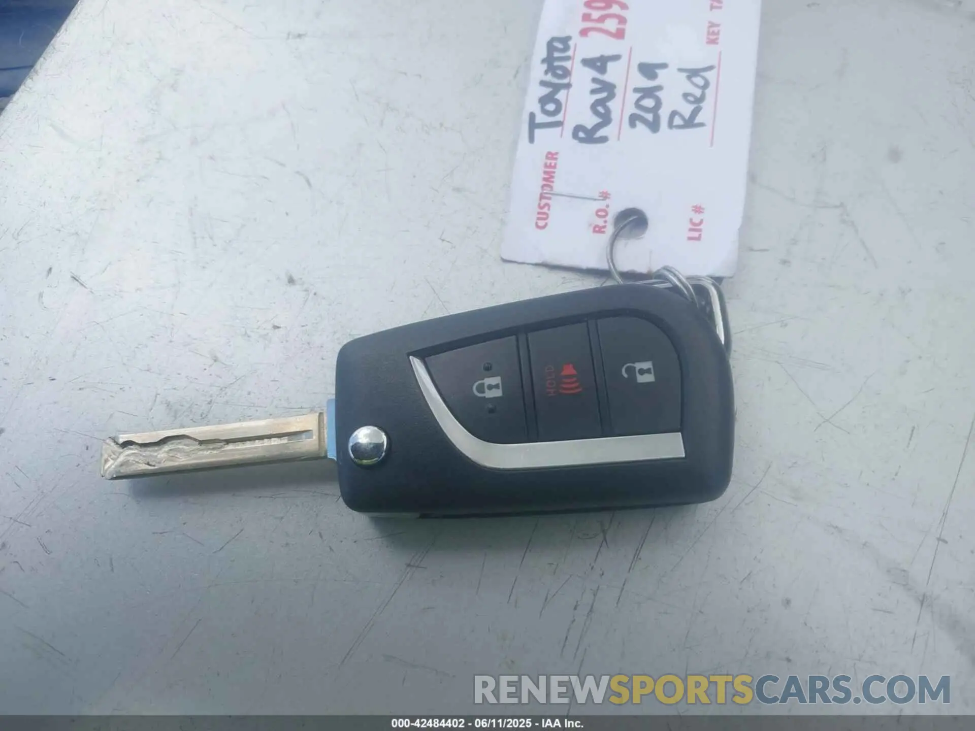 11 Photograph of a damaged car 2T3H1RFV2KW044121 TOYOTA RAV4 2019