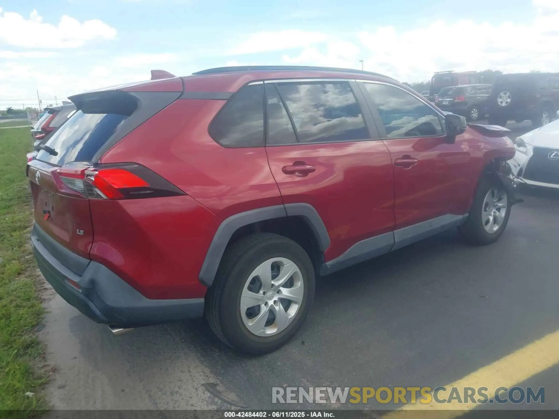 4 Photograph of a damaged car 2T3H1RFV2KW044121 TOYOTA RAV4 2019