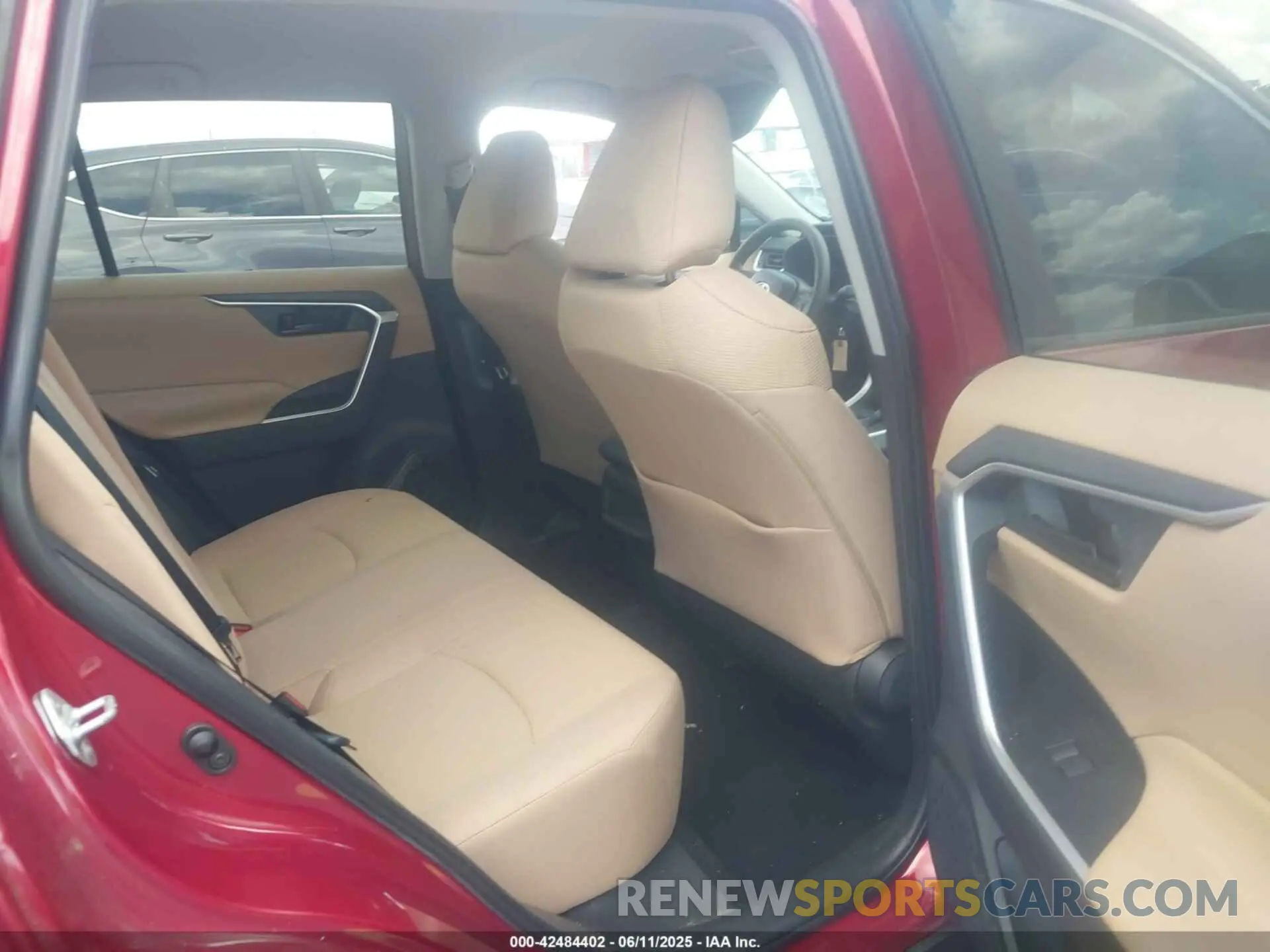 8 Photograph of a damaged car 2T3H1RFV2KW044121 TOYOTA RAV4 2019