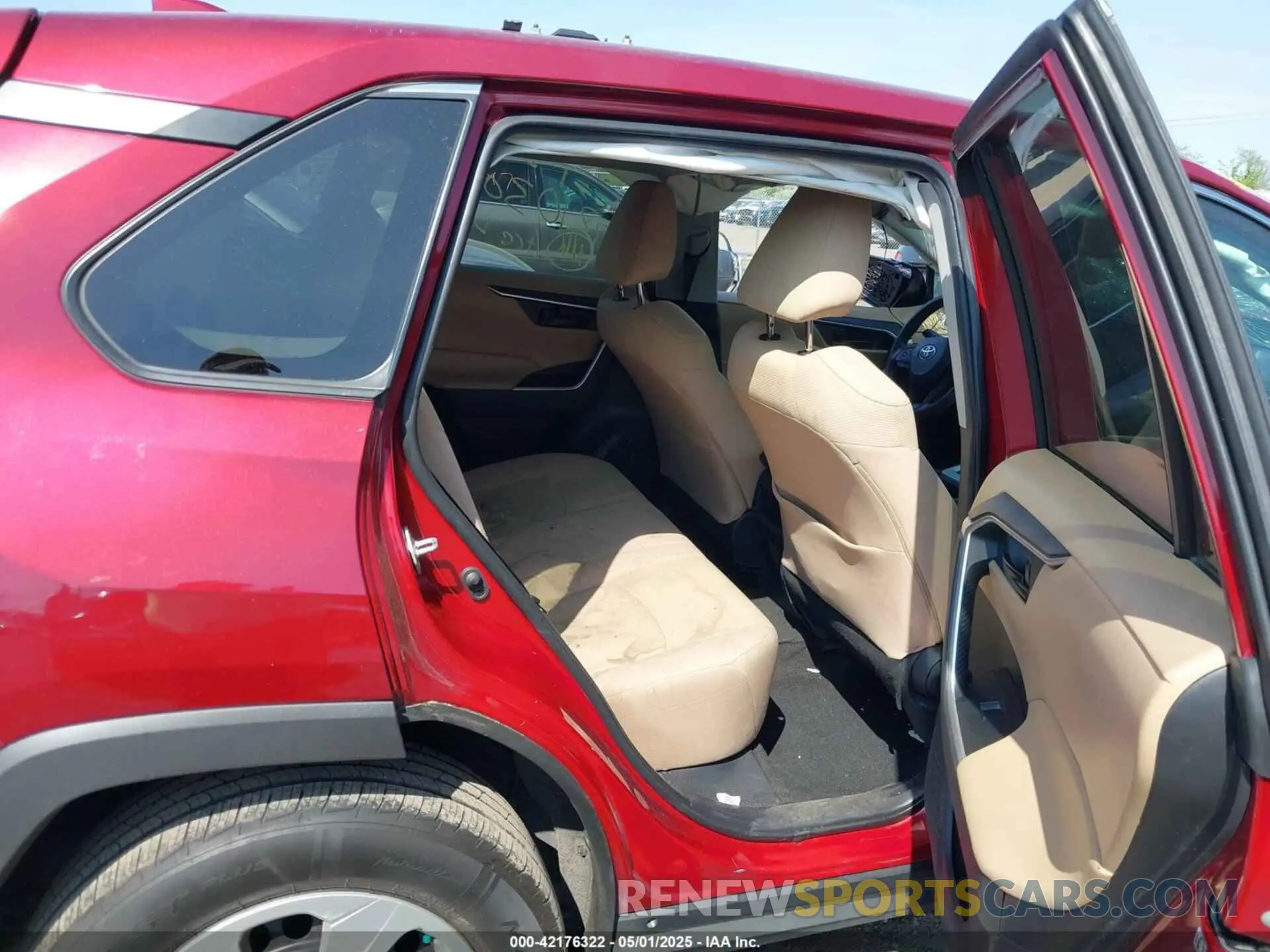 8 Photograph of a damaged car 2T3H1RFV2KW047665 TOYOTA RAV4 2019