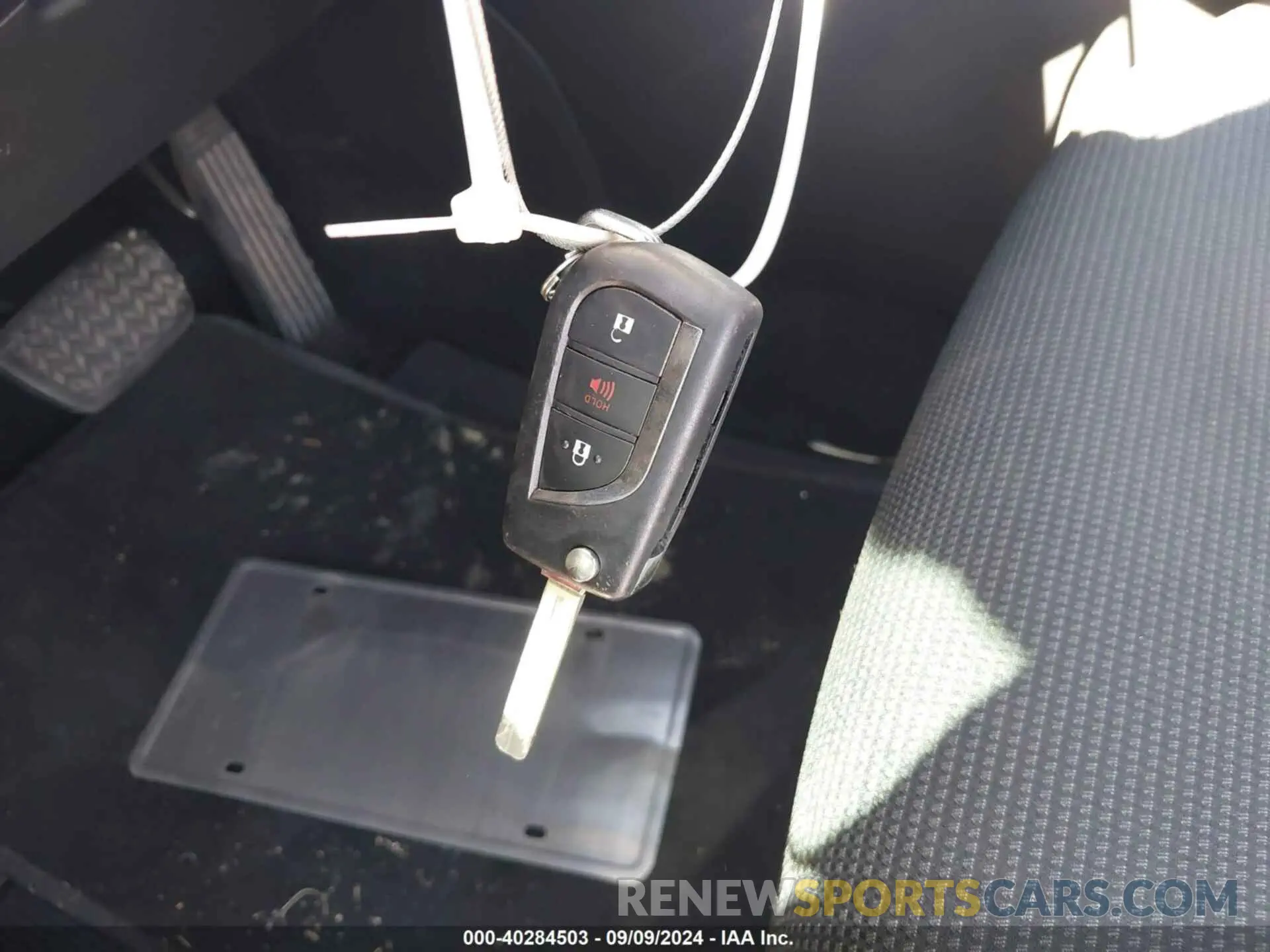 11 Photograph of a damaged car 2T3H1RFV2KW048847 TOYOTA RAV4 2019