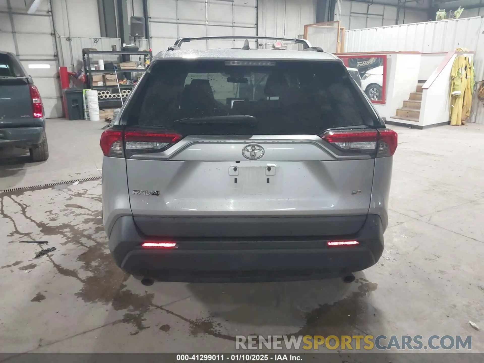 16 Photograph of a damaged car 2T3H1RFV3KC024140 TOYOTA RAV4 2019