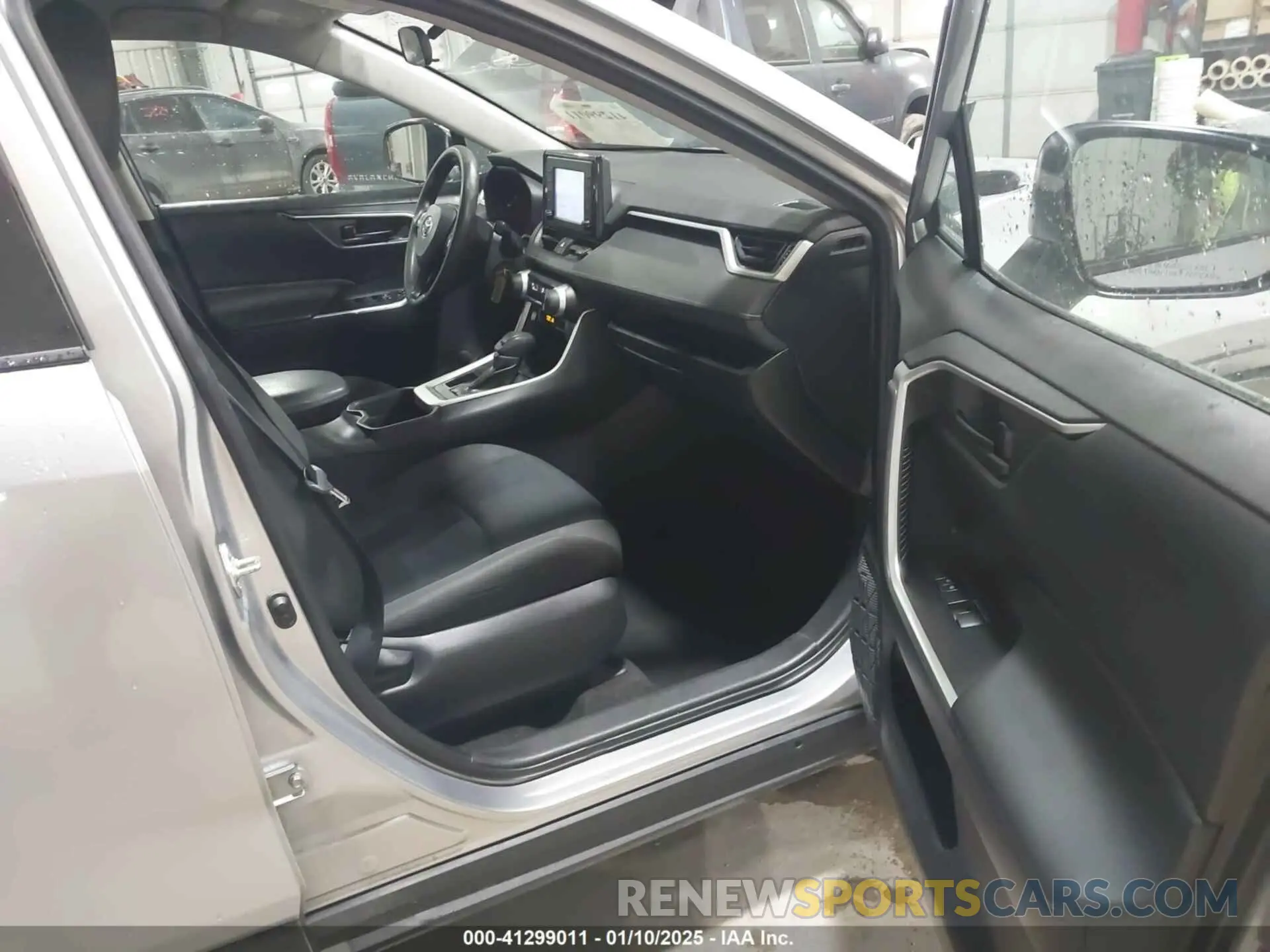 5 Photograph of a damaged car 2T3H1RFV3KC024140 TOYOTA RAV4 2019
