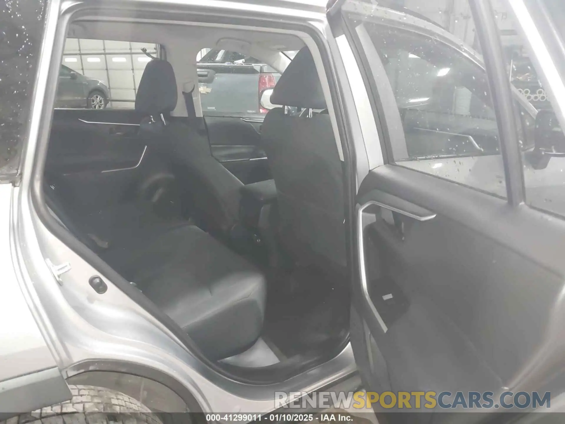 8 Photograph of a damaged car 2T3H1RFV3KC024140 TOYOTA RAV4 2019