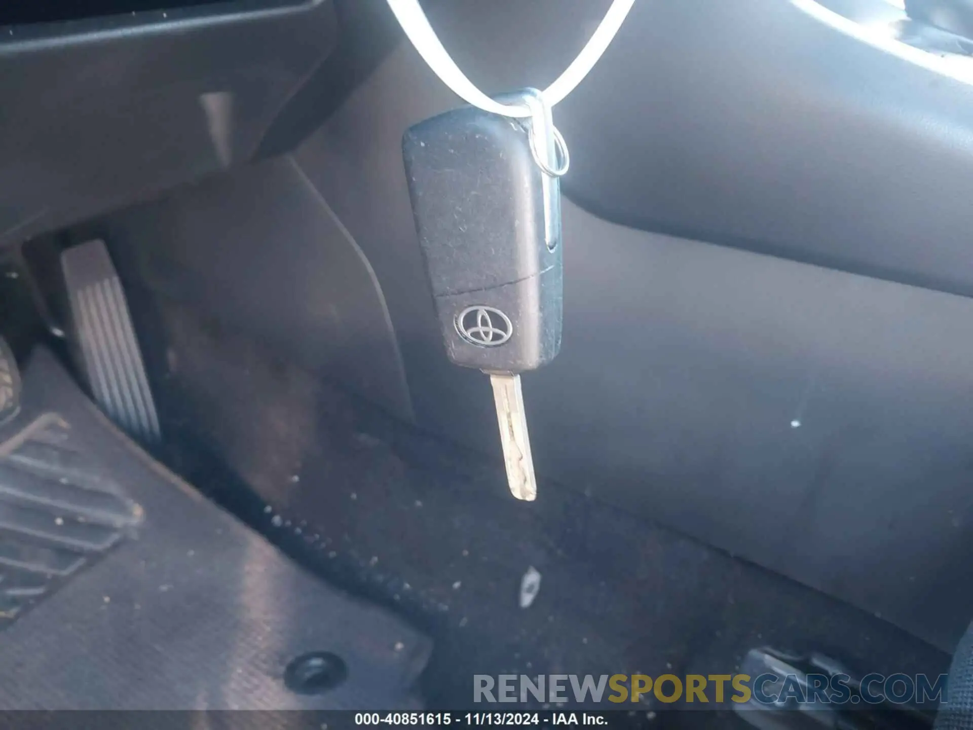 11 Photograph of a damaged car 2T3H1RFV4KC019044 TOYOTA RAV4 2019