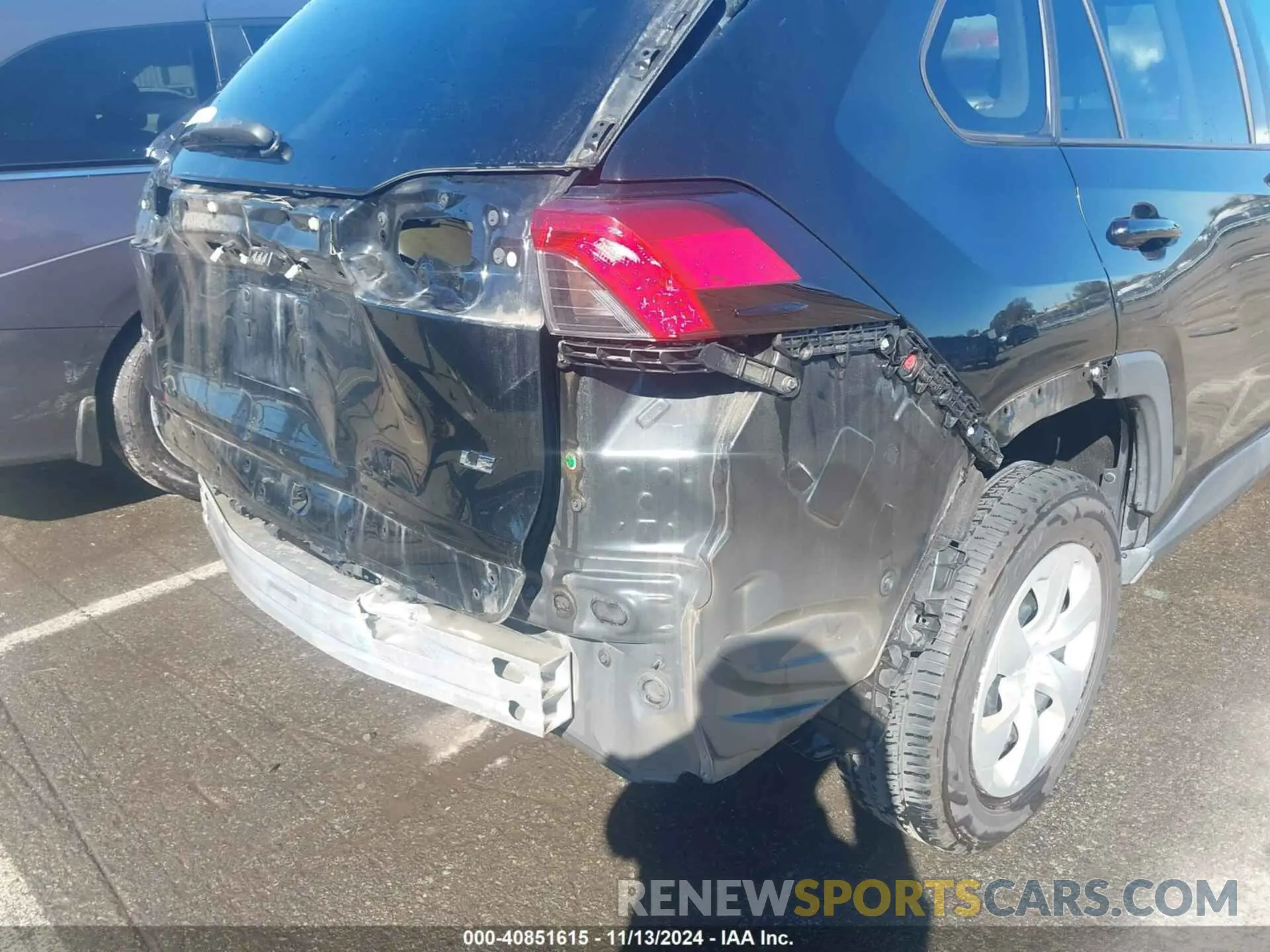 17 Photograph of a damaged car 2T3H1RFV4KC019044 TOYOTA RAV4 2019
