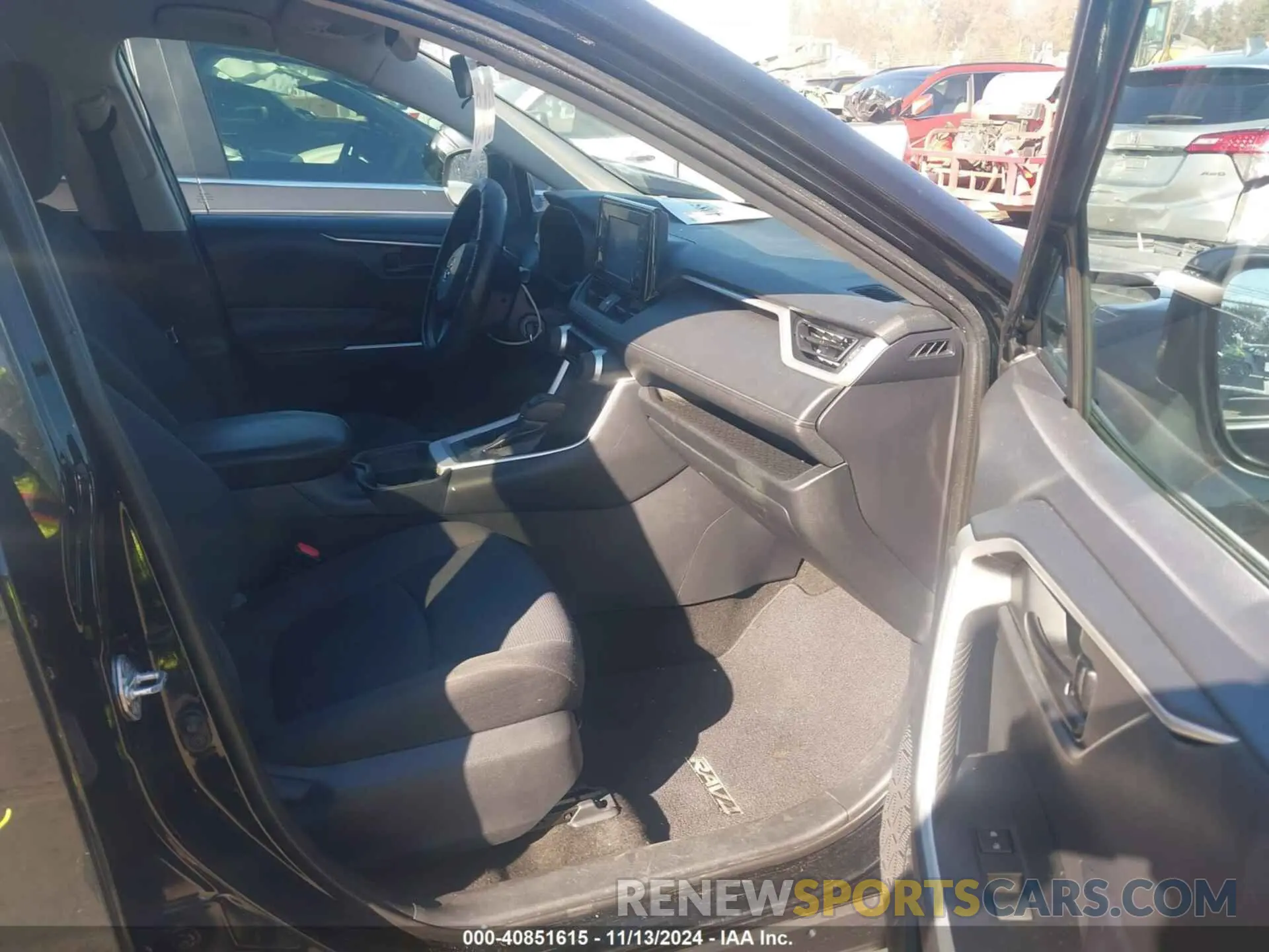 5 Photograph of a damaged car 2T3H1RFV4KC019044 TOYOTA RAV4 2019