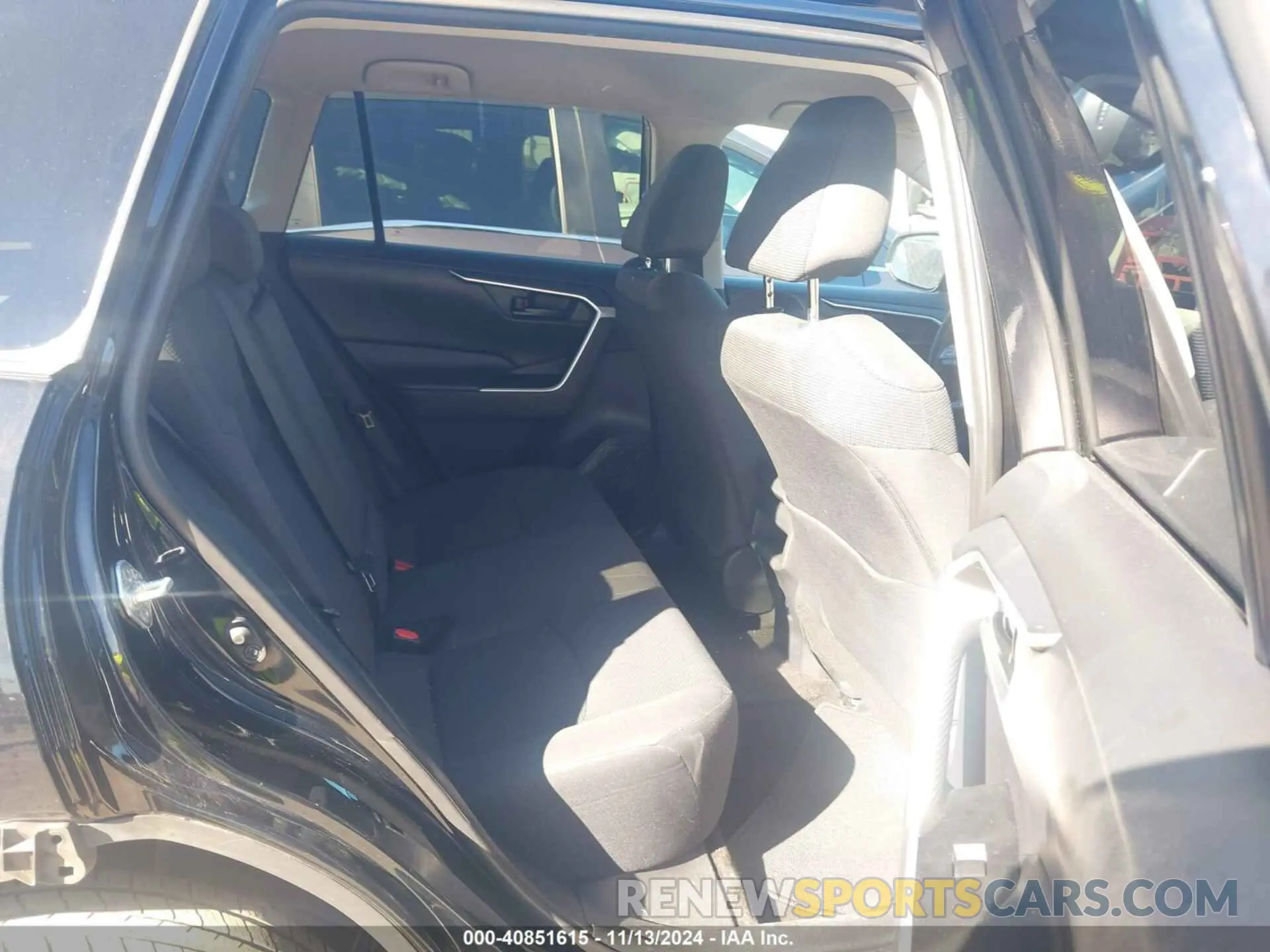 8 Photograph of a damaged car 2T3H1RFV4KC019044 TOYOTA RAV4 2019