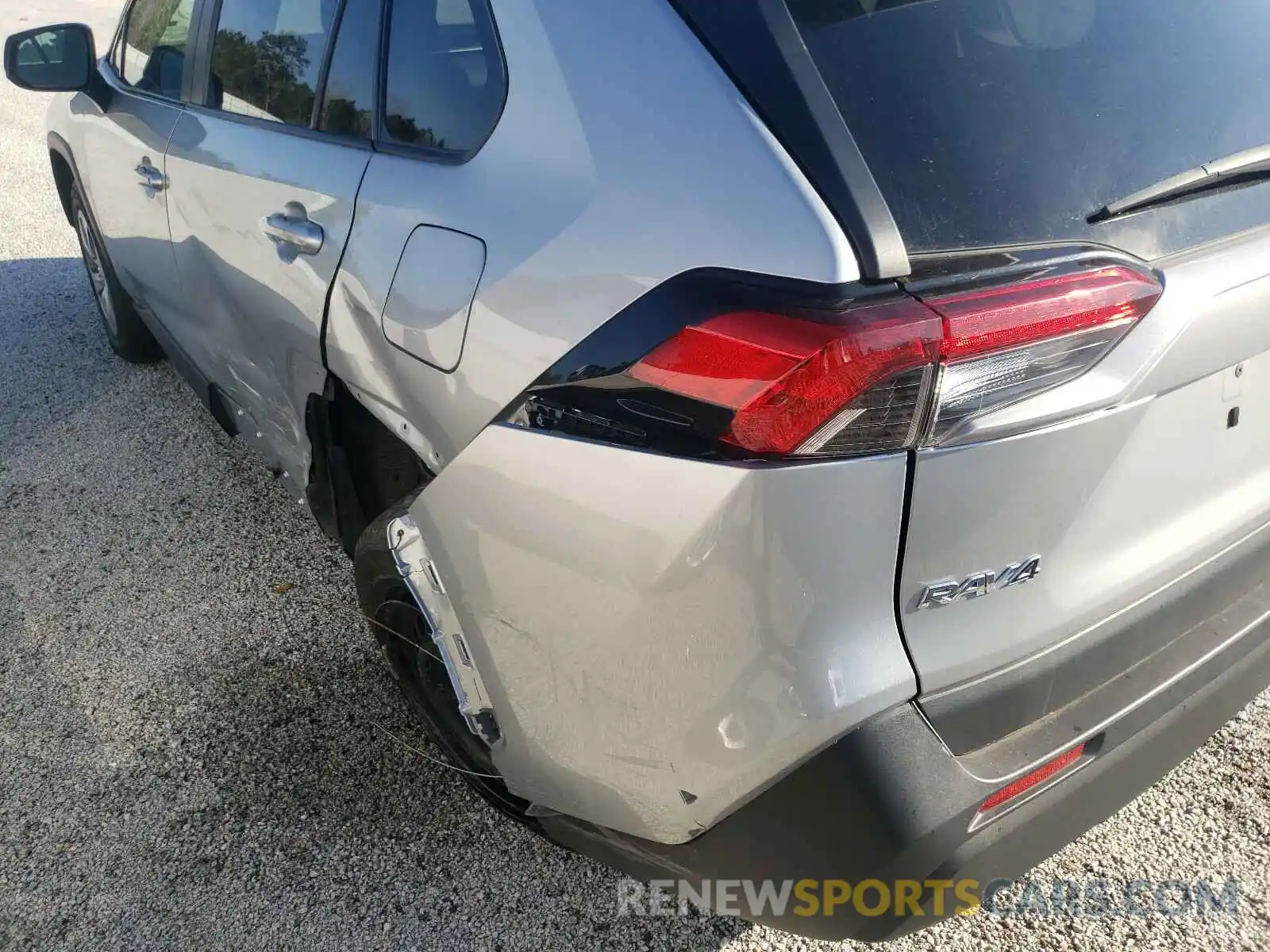 9 Photograph of a damaged car 2T3H1RFV4KW015266 TOYOTA RAV4 2019