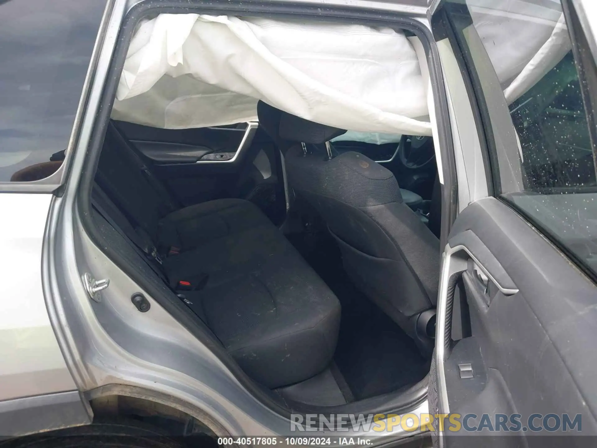 8 Photograph of a damaged car 2T3H1RFV4KW029006 TOYOTA RAV4 2019