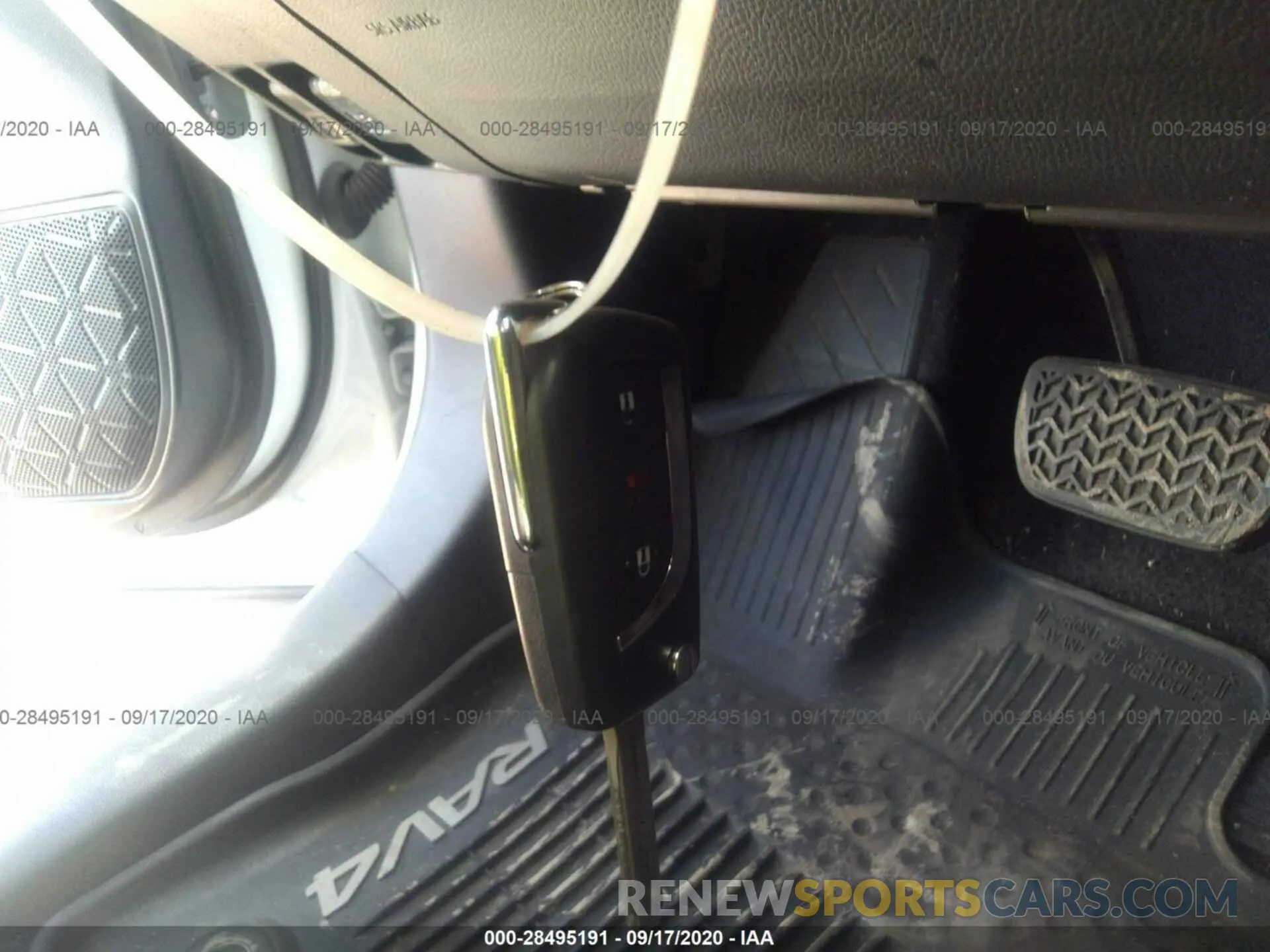 11 Photograph of a damaged car 2T3H1RFV4KW035260 TOYOTA RAV4 2019