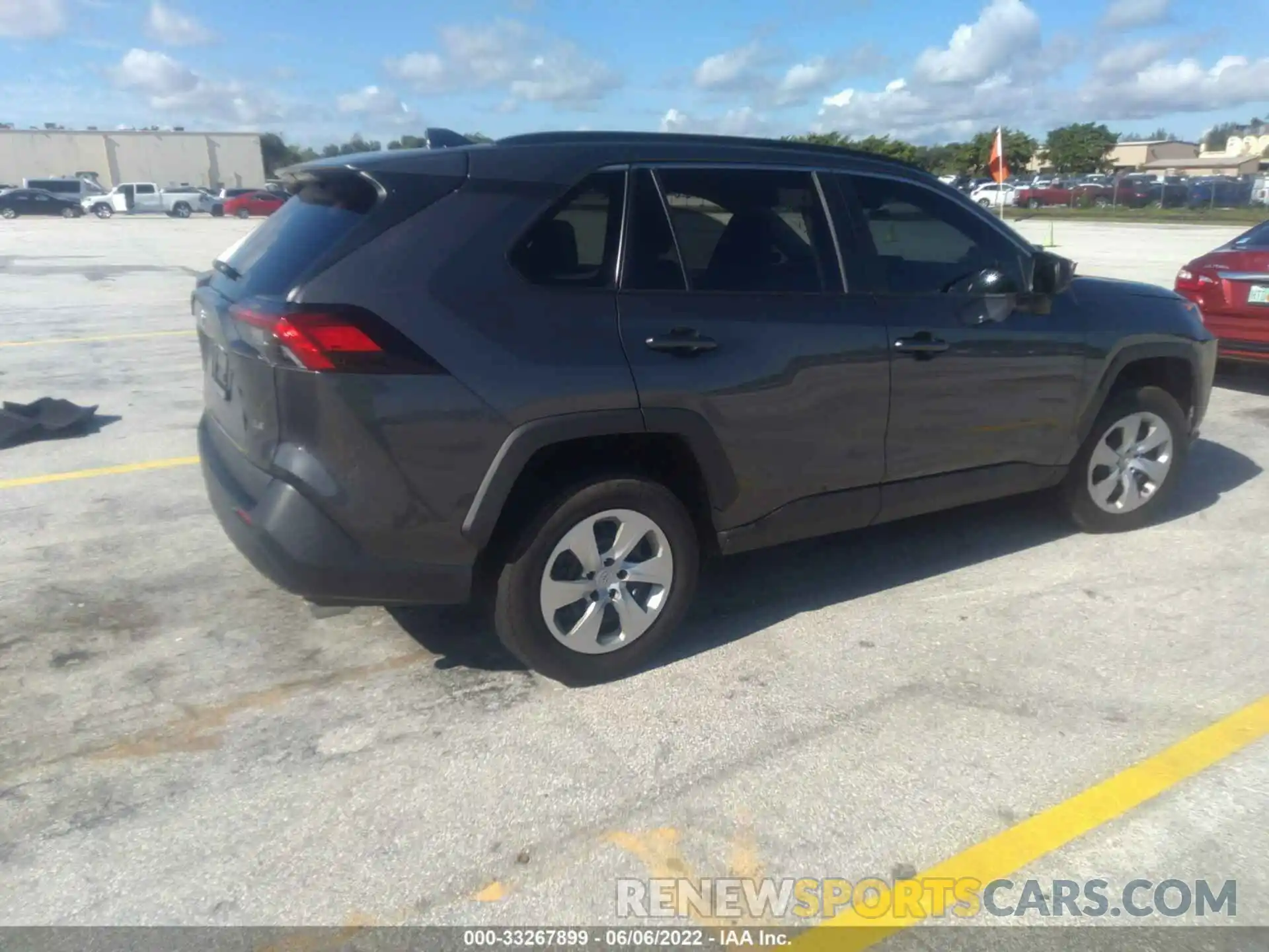 4 Photograph of a damaged car 2T3H1RFV4KW041396 TOYOTA RAV4 2019