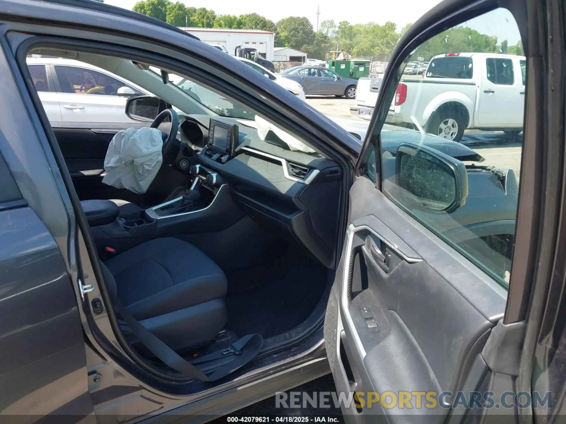 5 Photograph of a damaged car 2T3H1RFV4KW041916 TOYOTA RAV4 2019